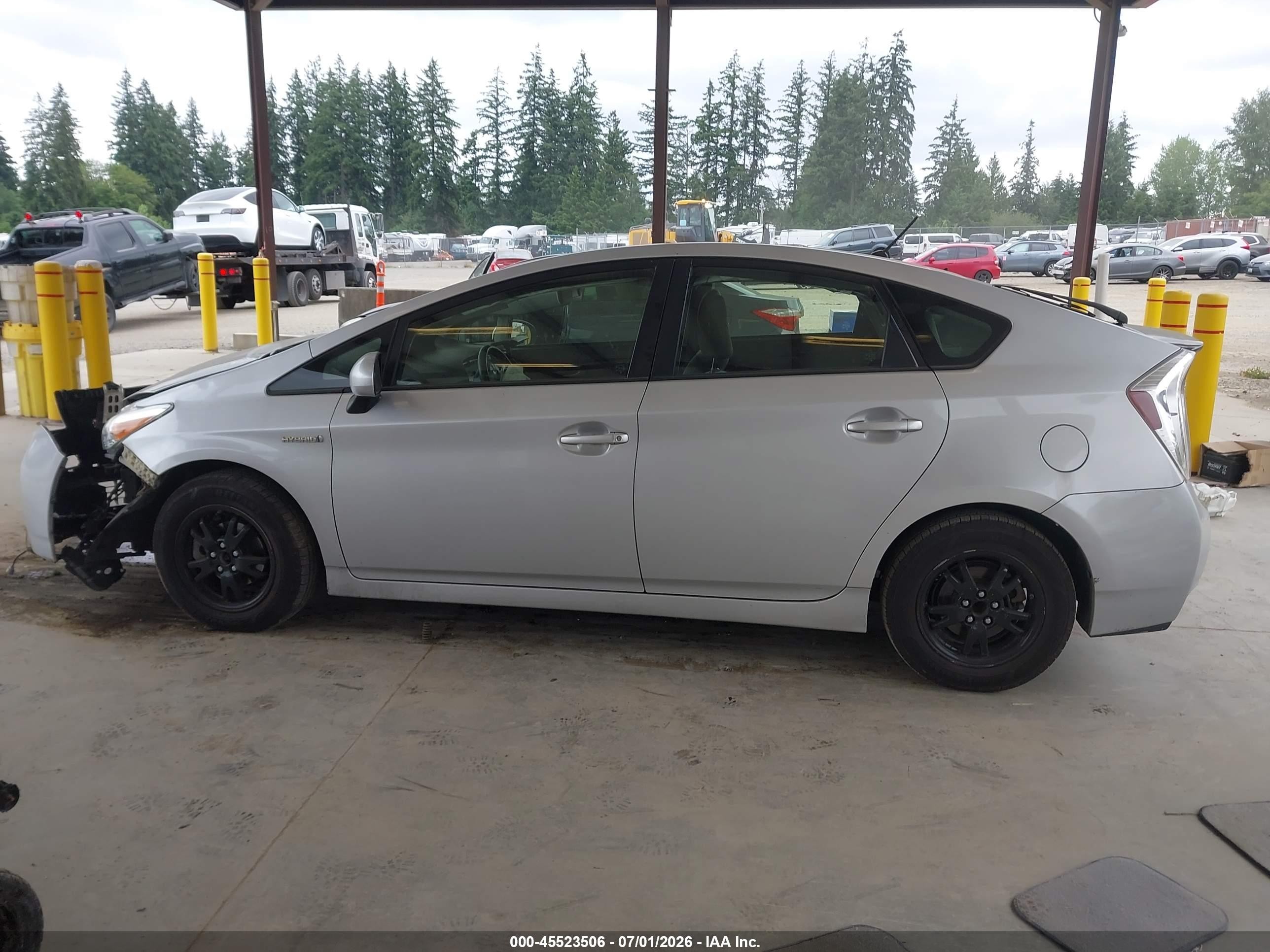 2015 Toyota Prius Two Серебряный vin: JTDKN3DU0F1947423