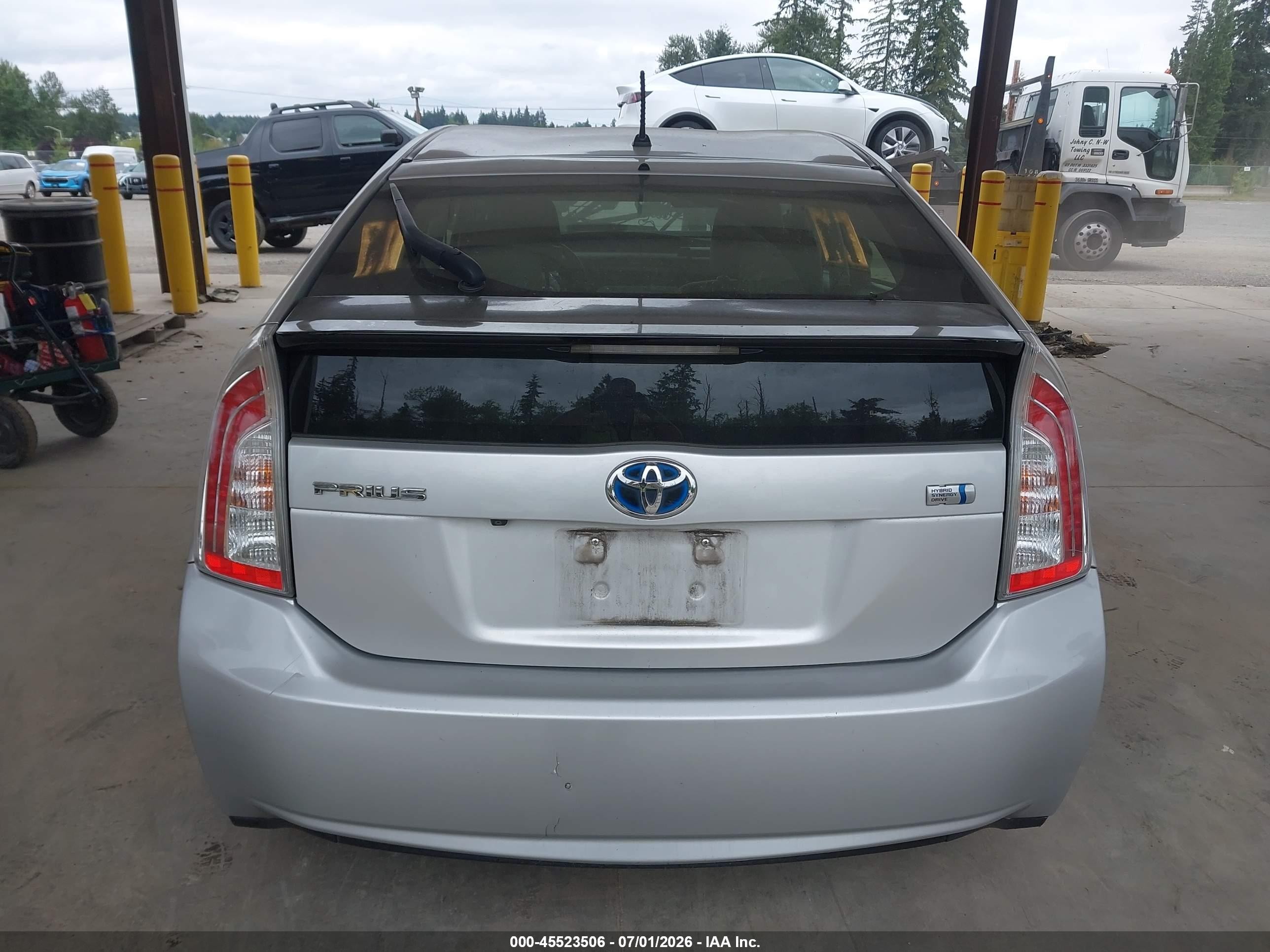 2015 Toyota Prius Two Серебряный vin: JTDKN3DU0F1947423