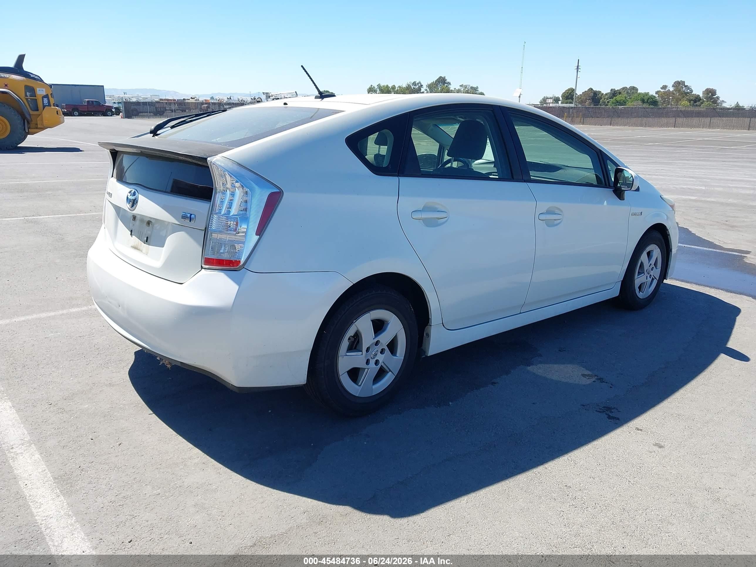 2011 Toyota Prius Three White vin: JTDKN3DU1B1455977