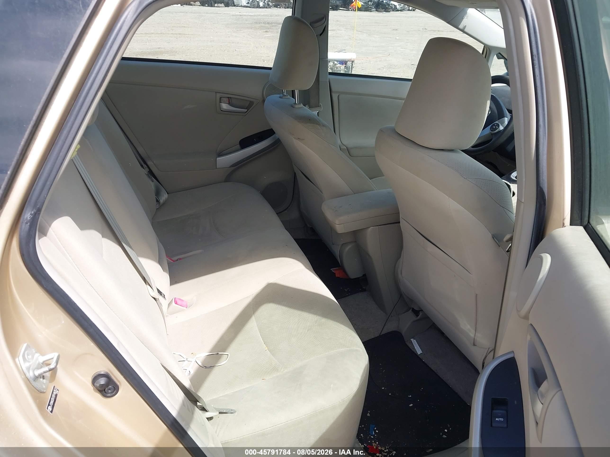 2011 Toyota Prius Three Золотой vin: JTDKN3DU1B1460533
