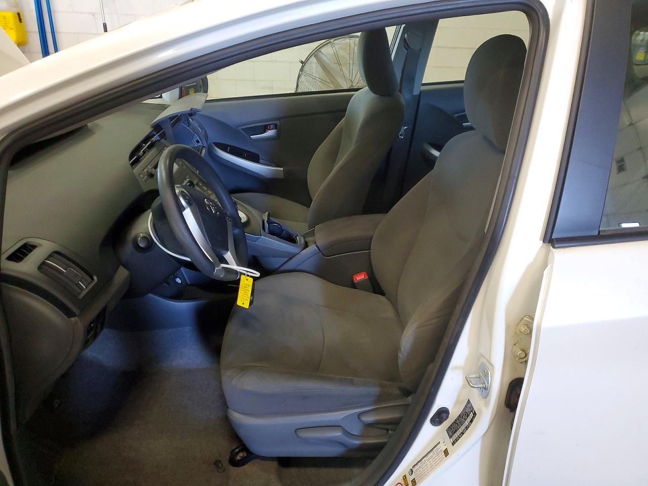 2011 Toyota Prius Two White vin: JTDKN3DU1B5306705