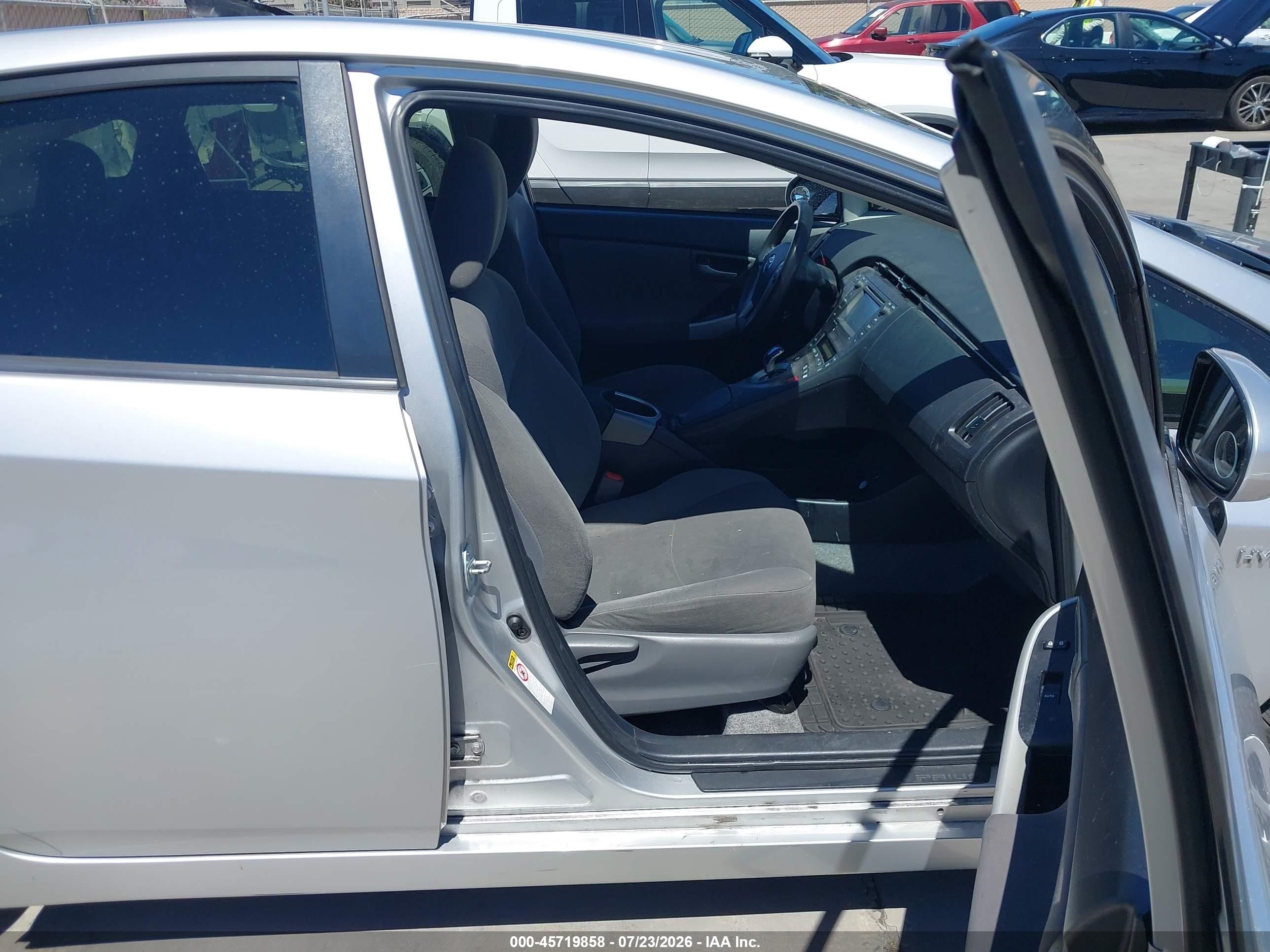 2014 Toyota Prius Three Silver vin: JTDKN3DU1E1738674