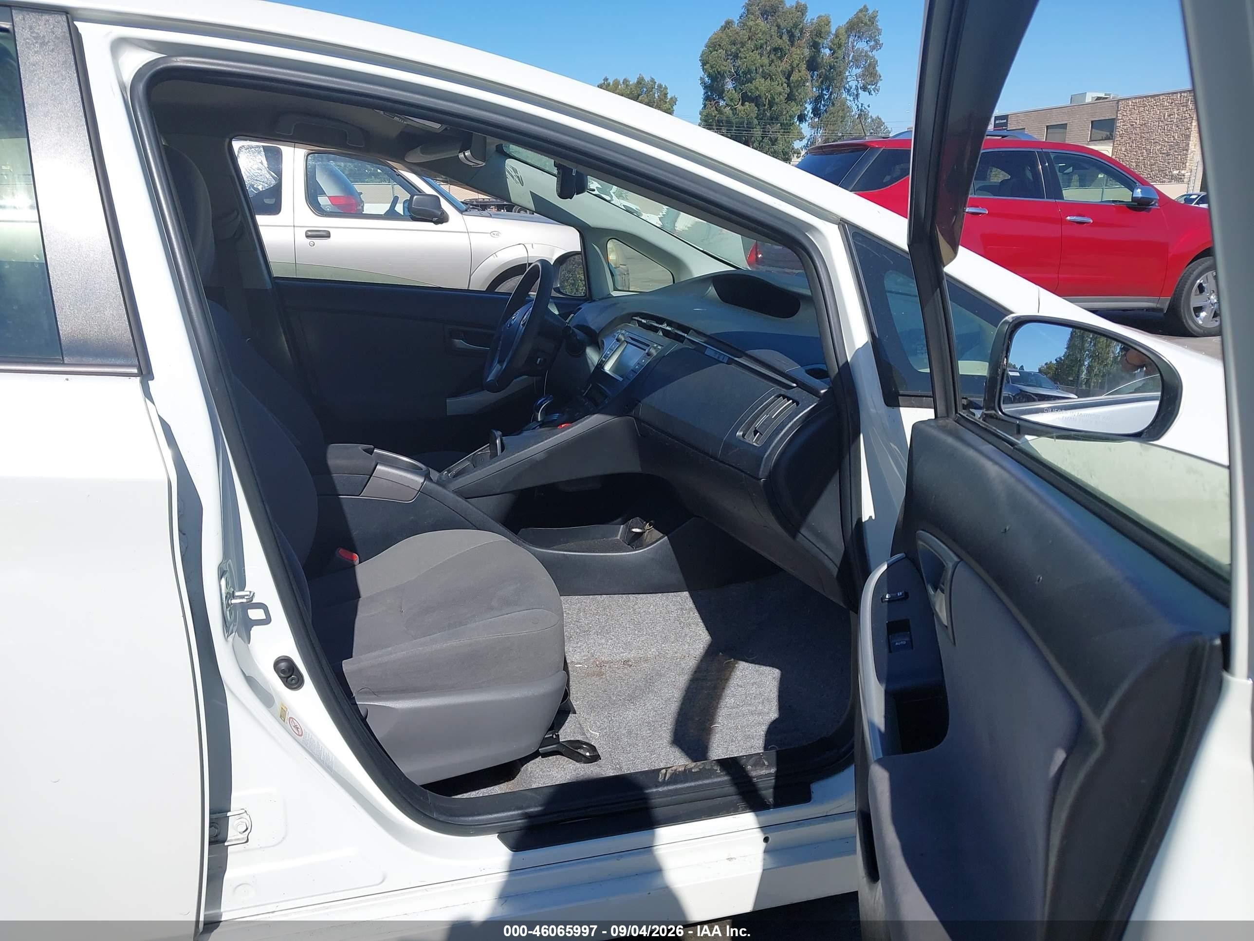 2015 Toyota Prius Two Белый vin: JTDKN3DU1F0468207