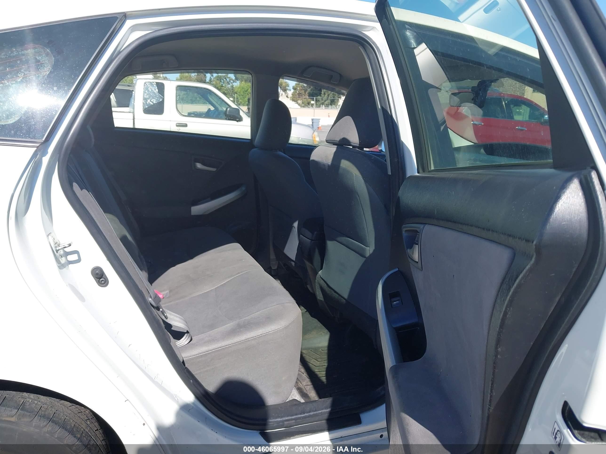 2015 Toyota Prius Two Белый vin: JTDKN3DU1F0468207