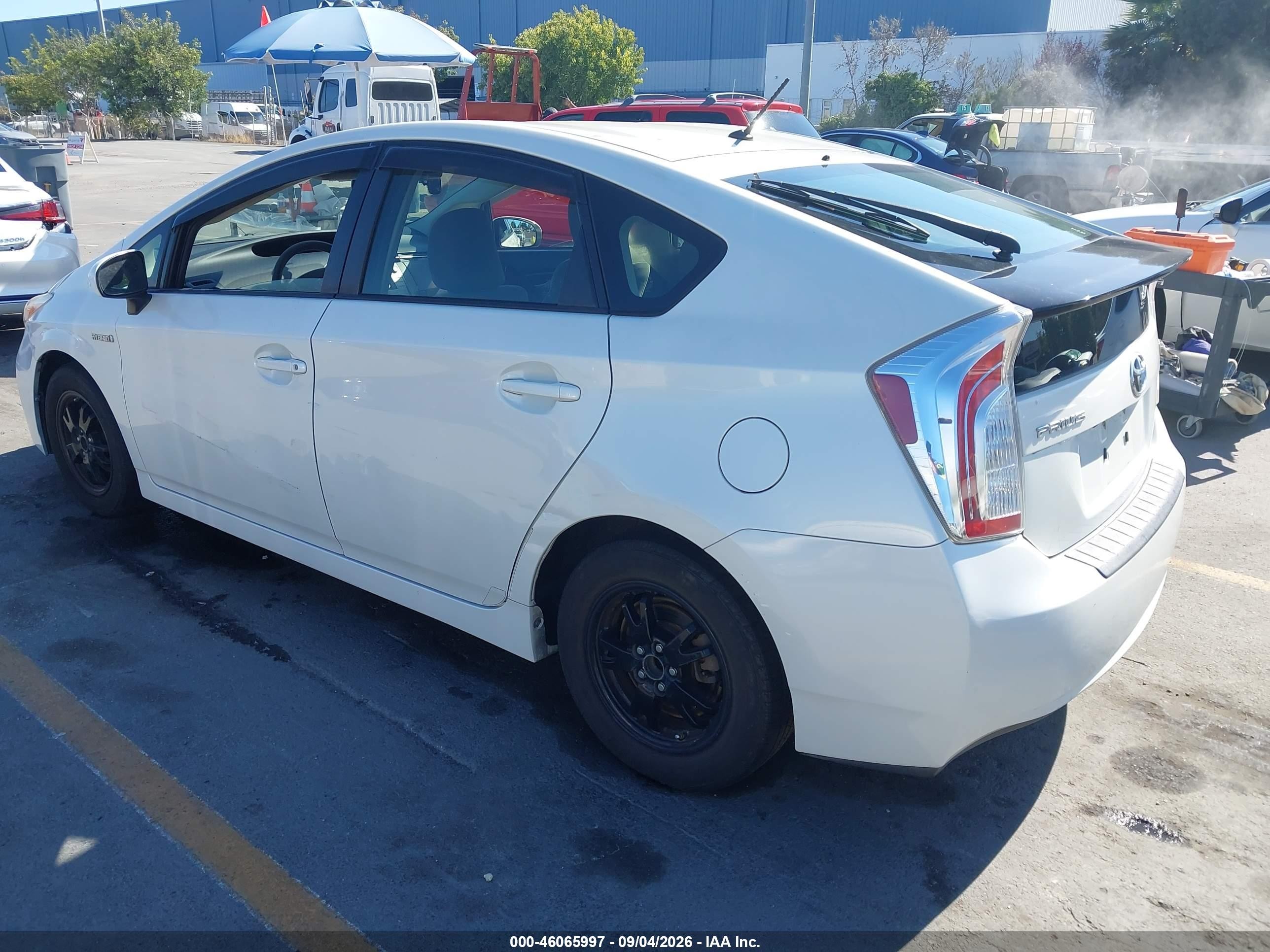 2015 Toyota Prius Two Белый vin: JTDKN3DU1F0468207