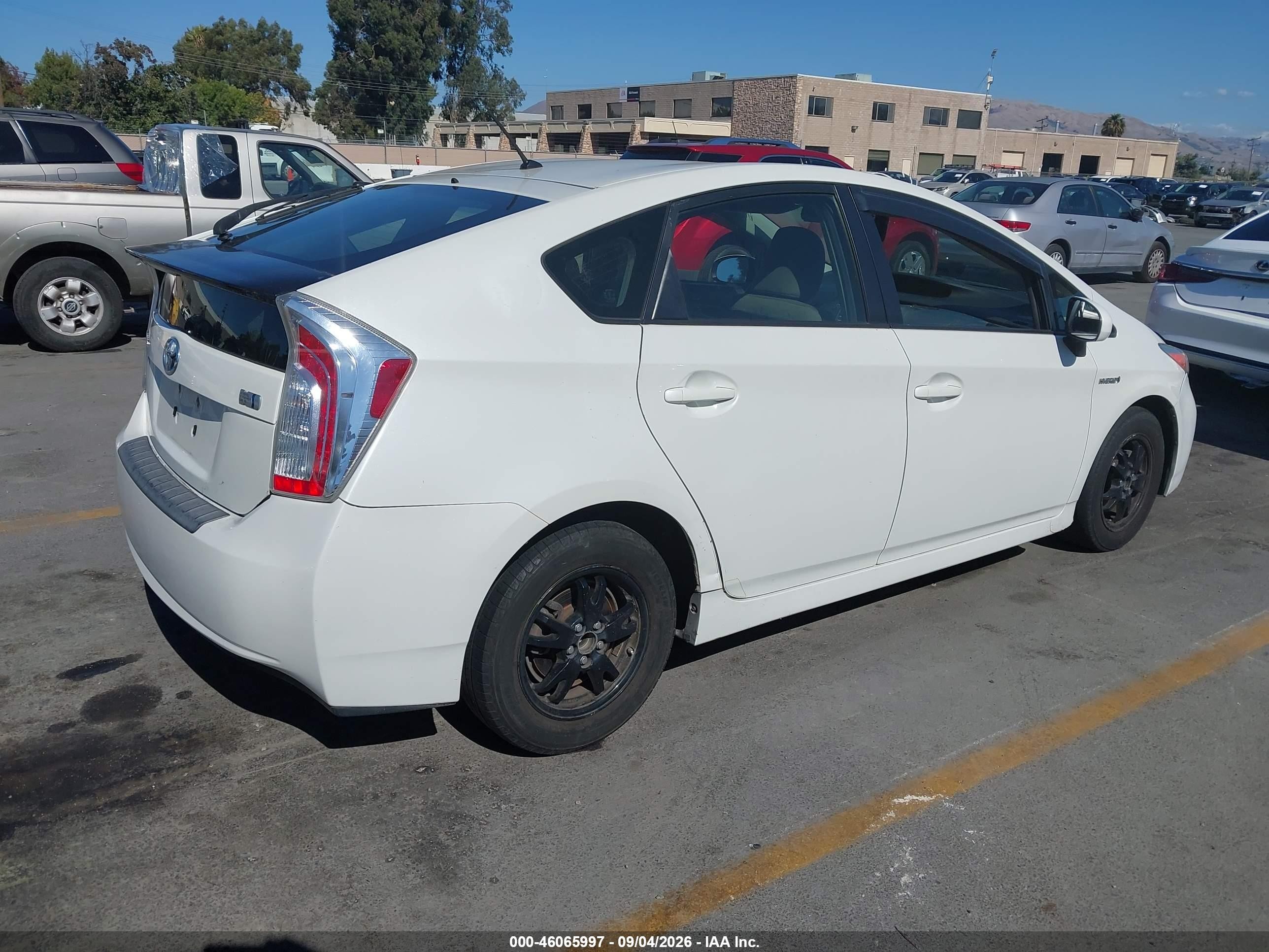 2015 Toyota Prius Two Белый vin: JTDKN3DU1F0468207