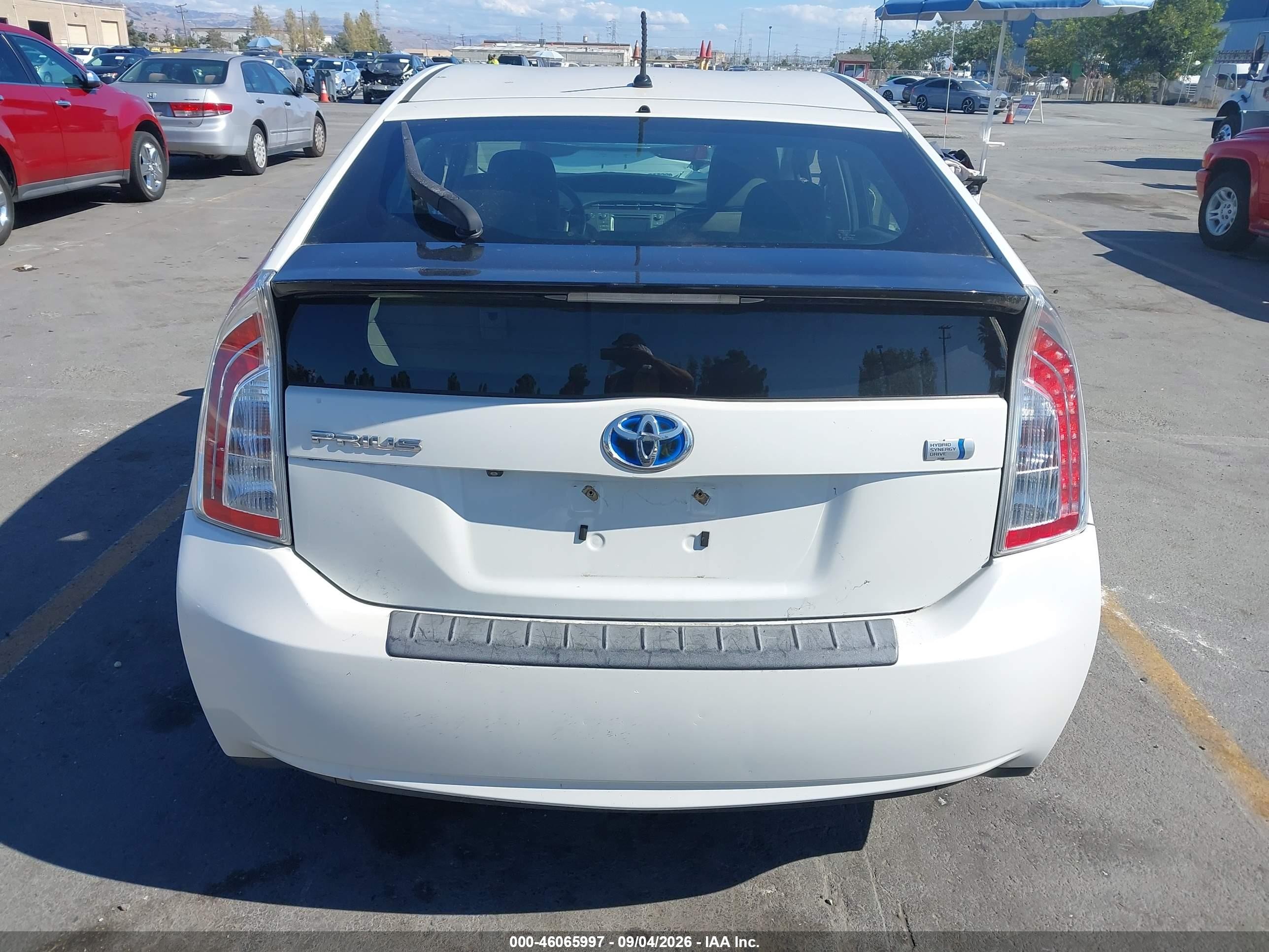 2015 Toyota Prius Two Белый vin: JTDKN3DU1F0468207