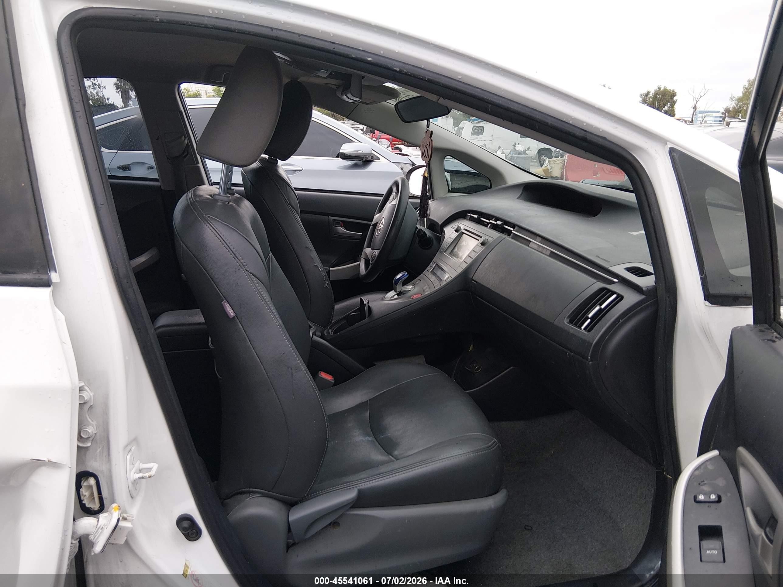 2015 Toyota Prius Two White vin: JTDKN3DU1F1911014