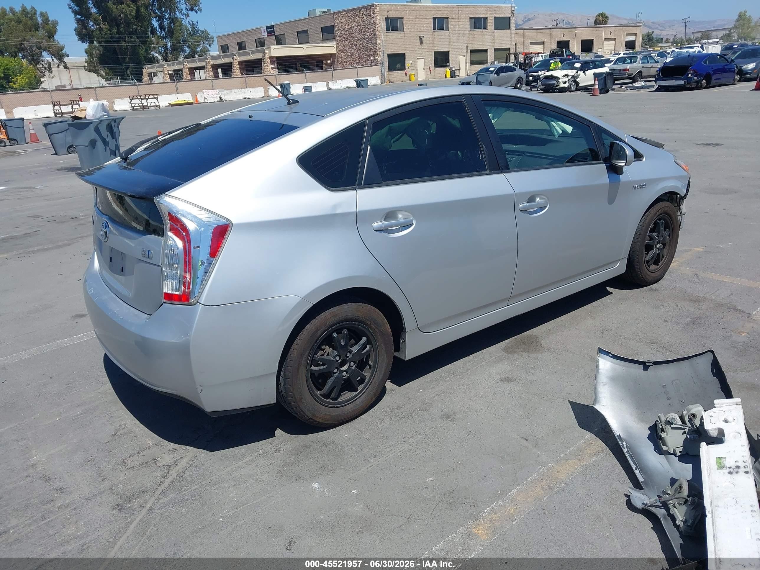 2015 Toyota Prius Two Серебряный vin: JTDKN3DU1F1941016
