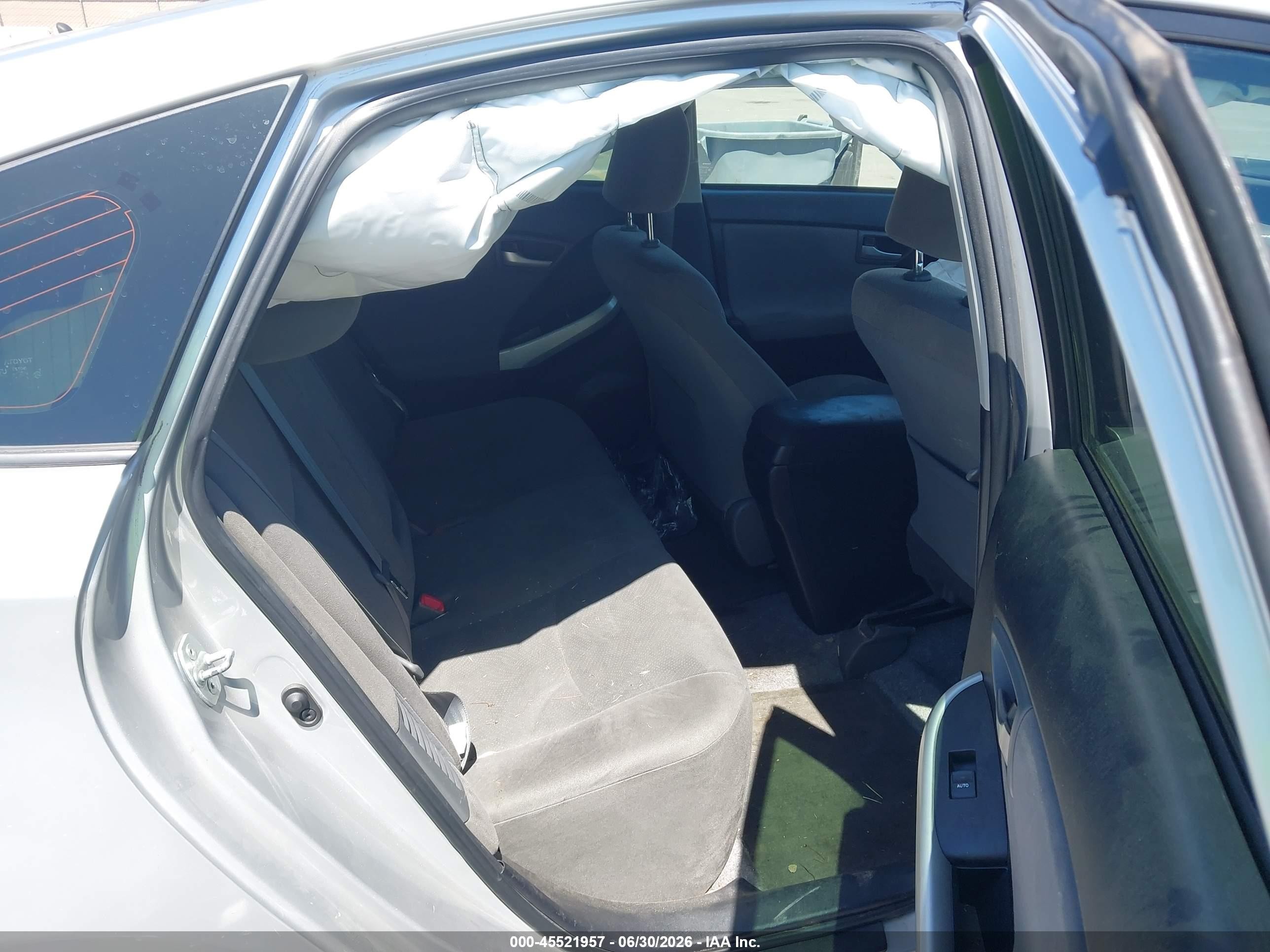 2015 Toyota Prius Two Серебряный vin: JTDKN3DU1F1941016