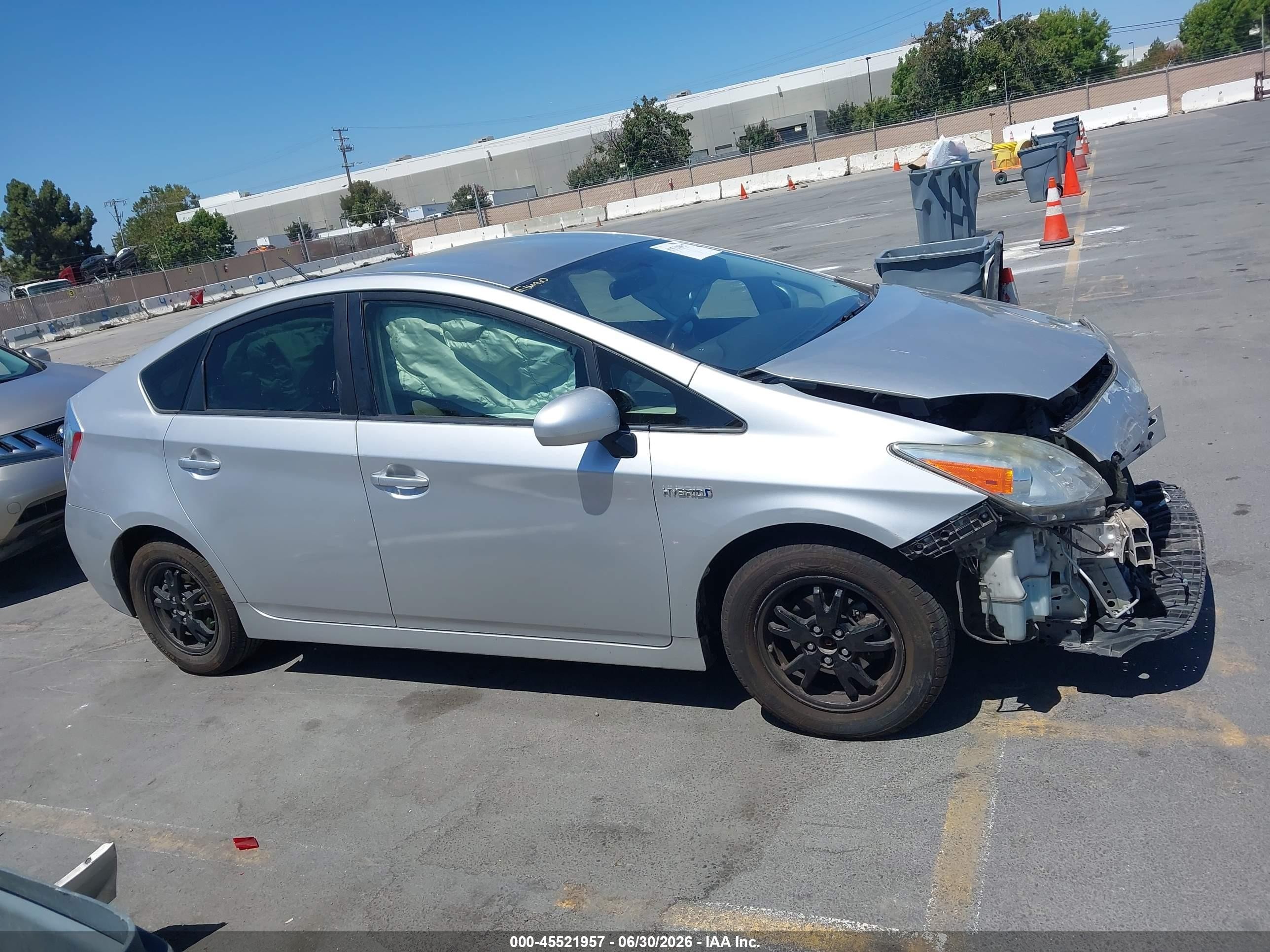 2015 Toyota Prius Two Серебряный vin: JTDKN3DU1F1941016