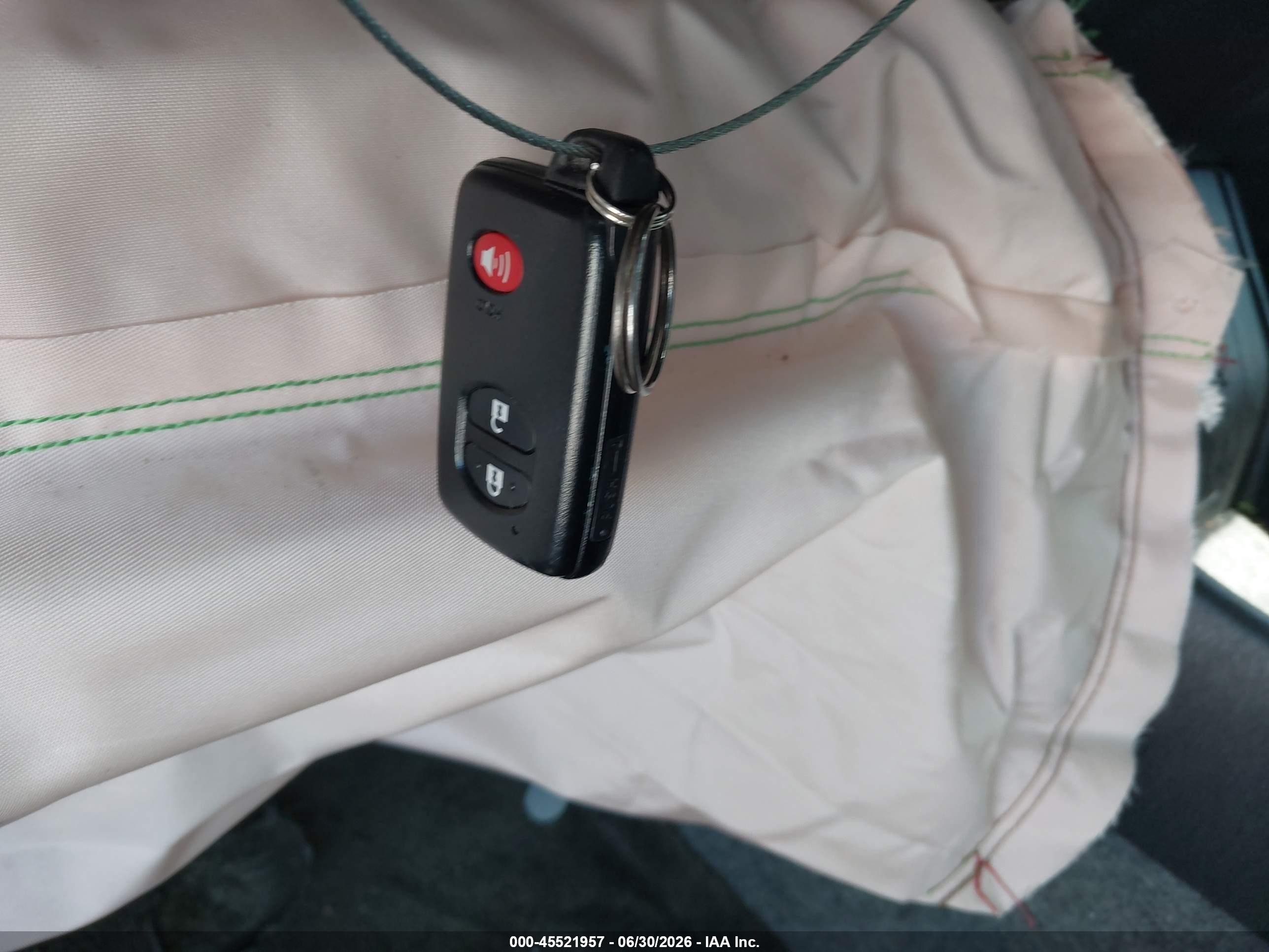 2015 Toyota Prius Two Серебряный vin: JTDKN3DU1F1941016