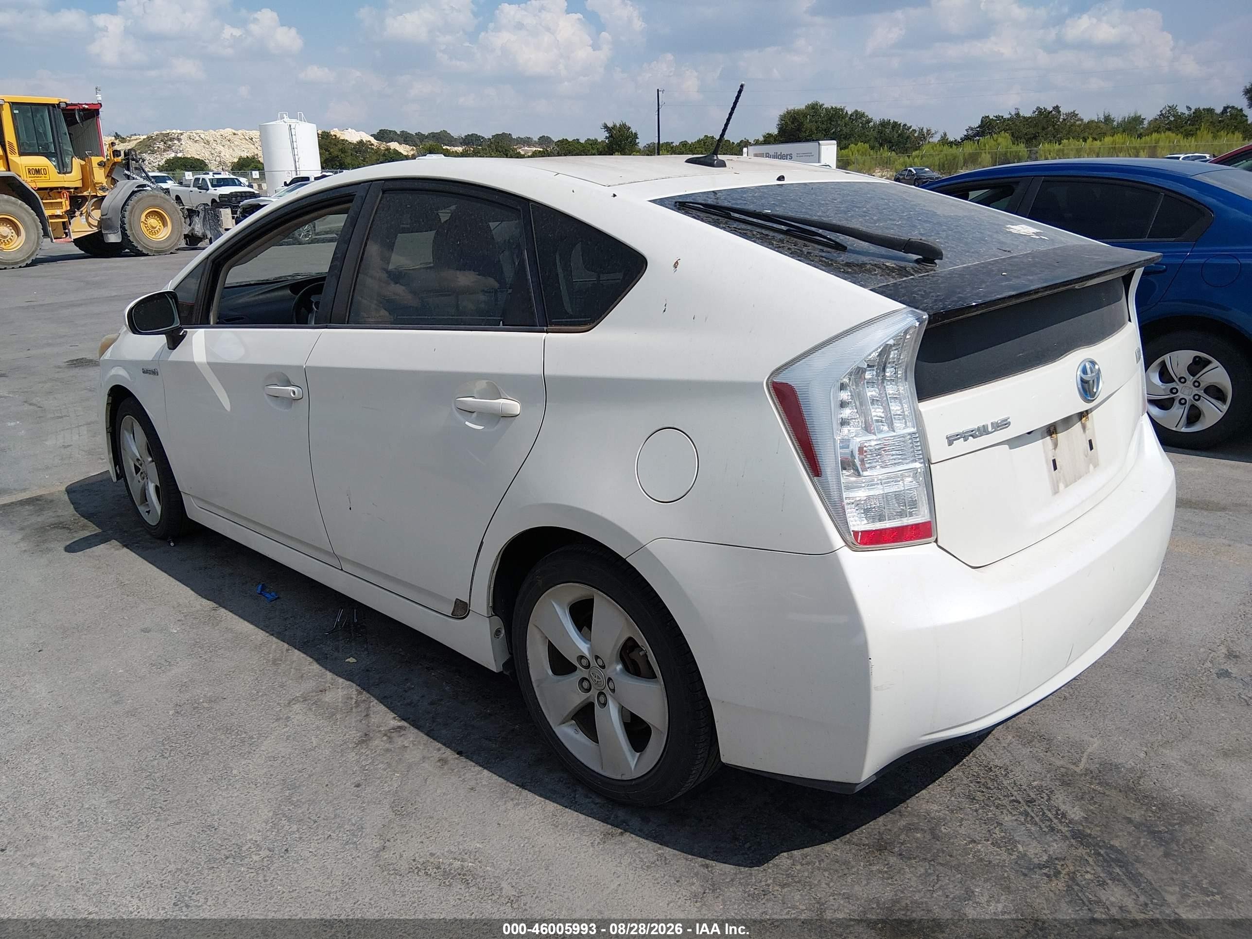 2010 Toyota Prius V White vin: JTDKN3DU2A1298782