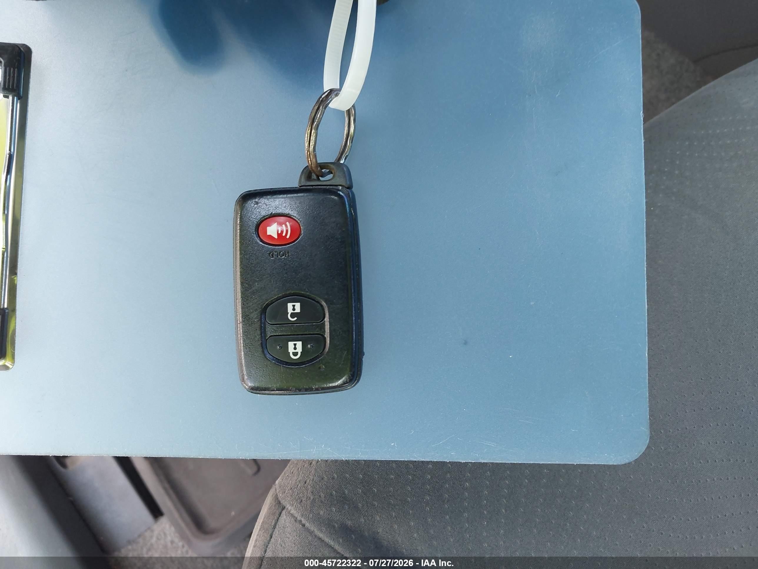 2011 Toyota Prius Two Серебряный vin: JTDKN3DU2B0268060