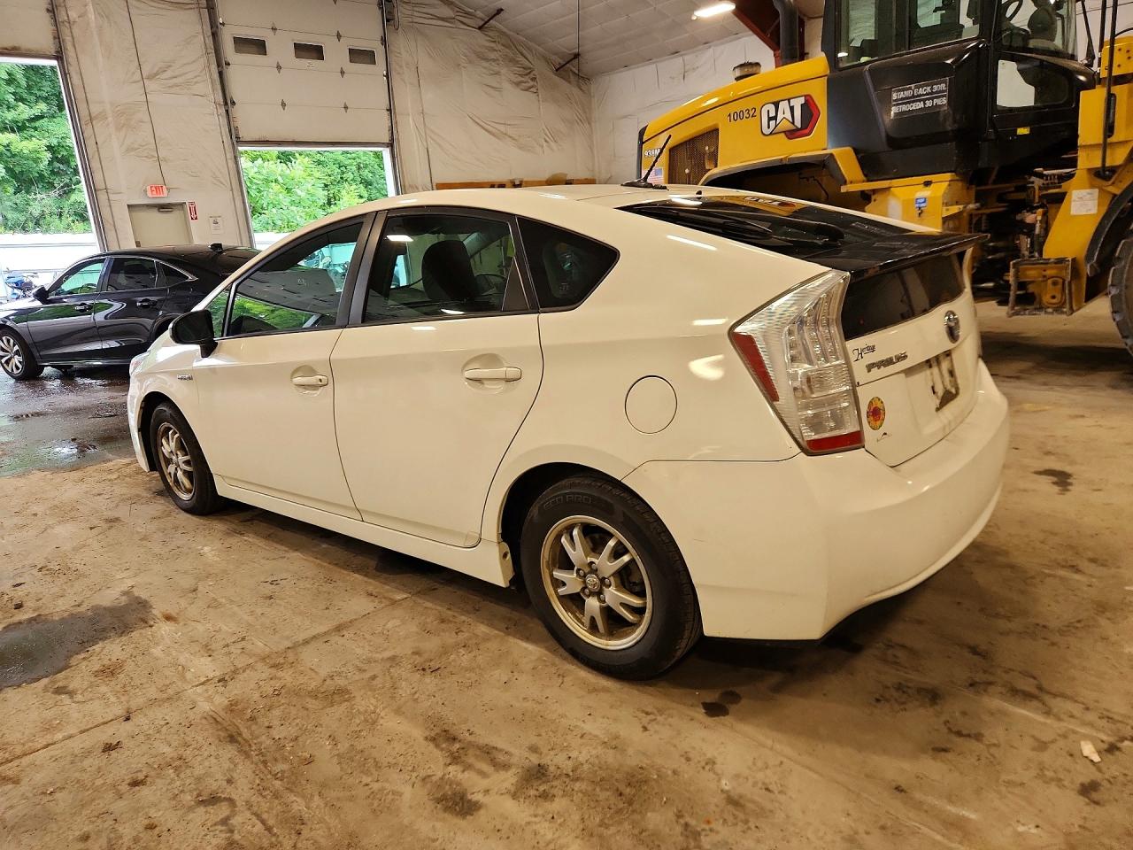 2011 Toyota Prius Three White vin: JTDKN3DU2B1357962