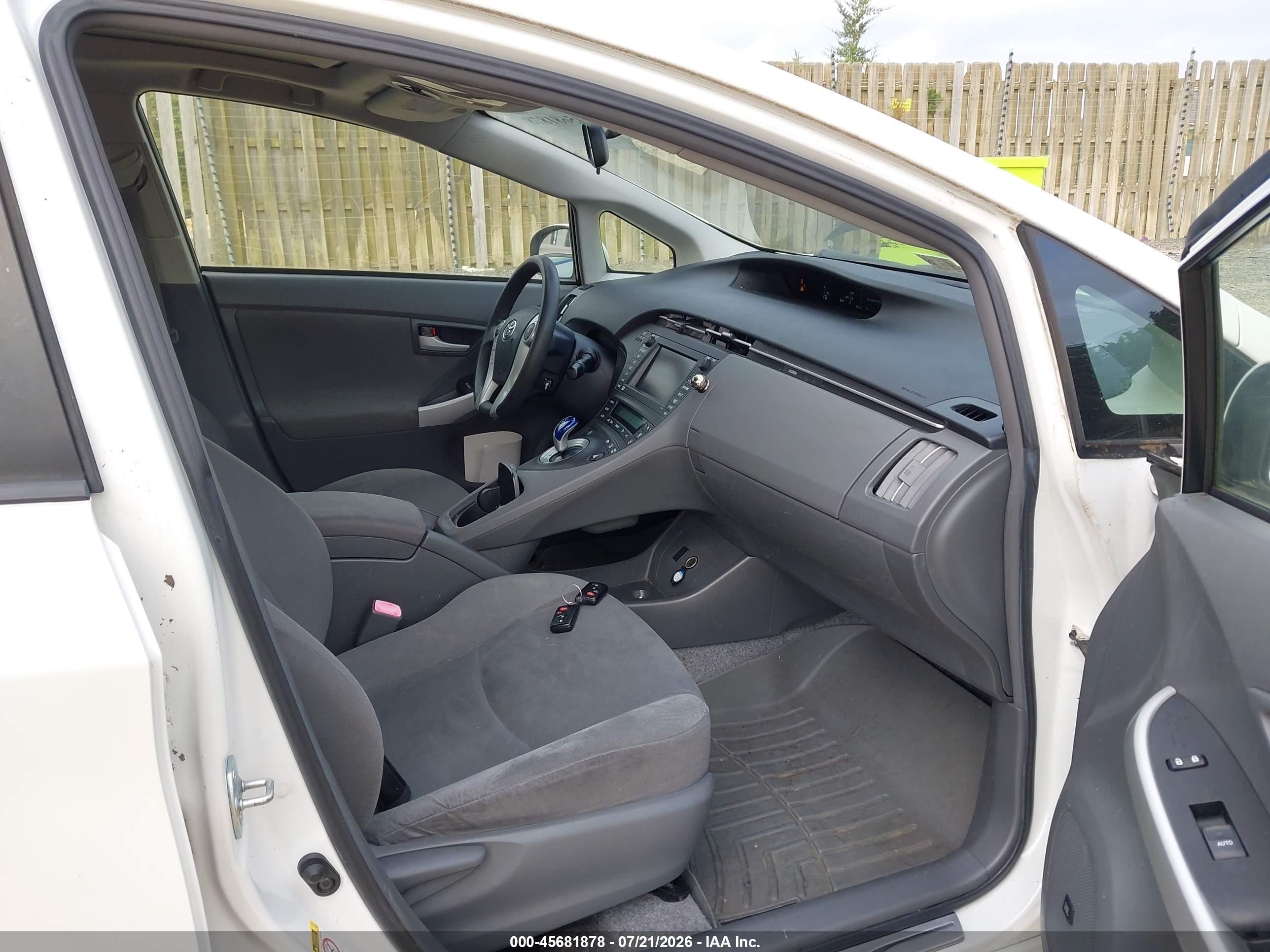 2011 Toyota Prius Three Белый vin: JTDKN3DU2B5342015