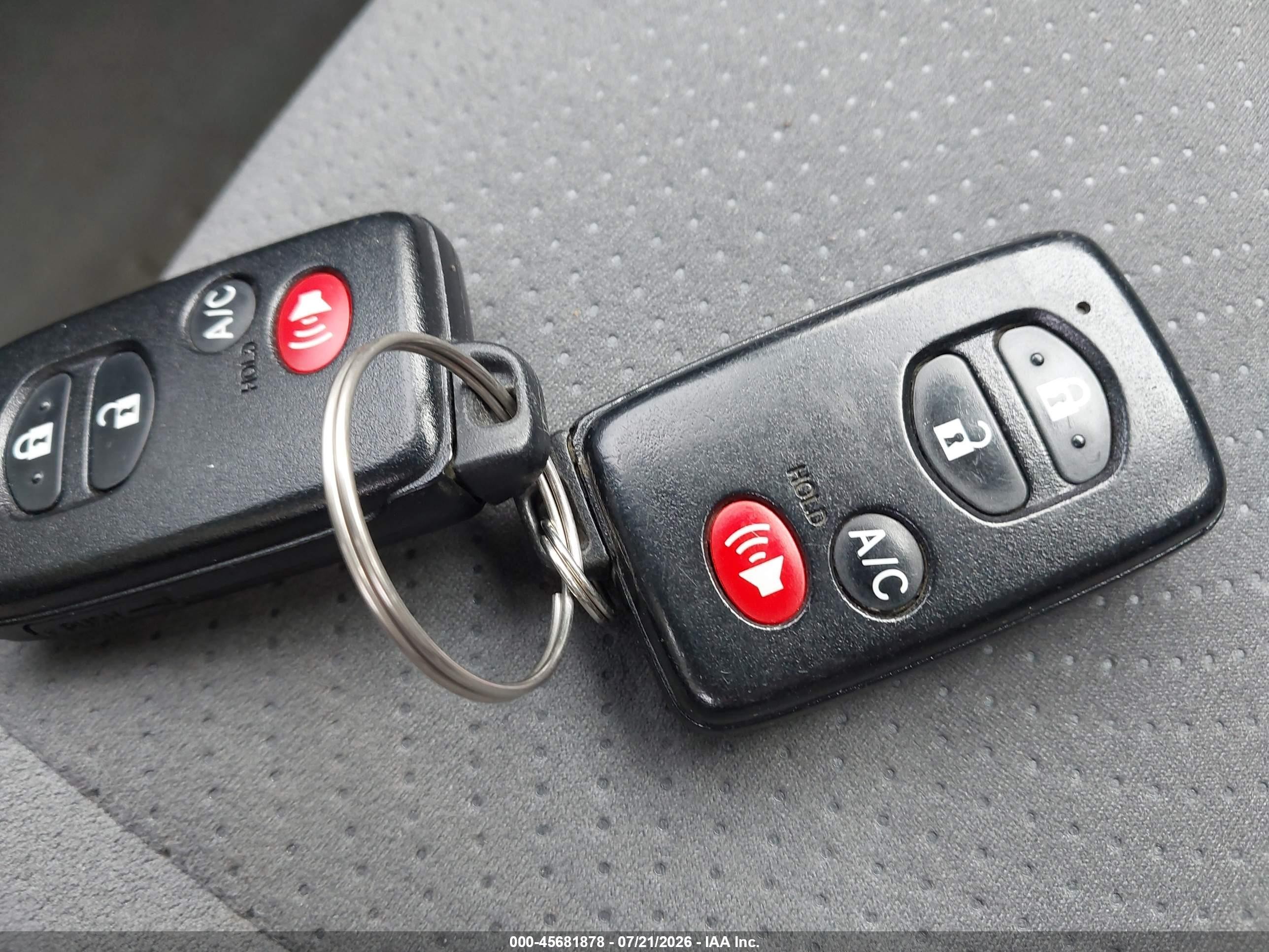 2011 Toyota Prius Three Белый vin: JTDKN3DU2B5342015