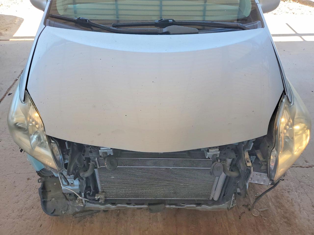 2011 Toyota Prius Three Серебряный vin: JTDKN3DU2B5368761