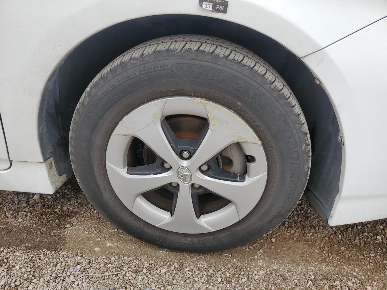 2012 Toyota Prius Two Белый vin: JTDKN3DU2C5489842 Damage: Right Front Wheel Cover, Curb Rash, 9 To 10 Inches