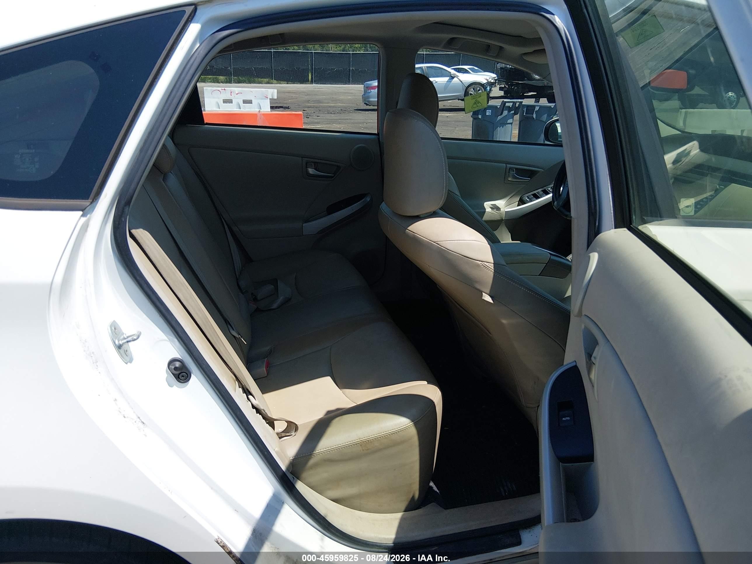 2013 Toyota Prius Four White vin: JTDKN3DU2D5561351