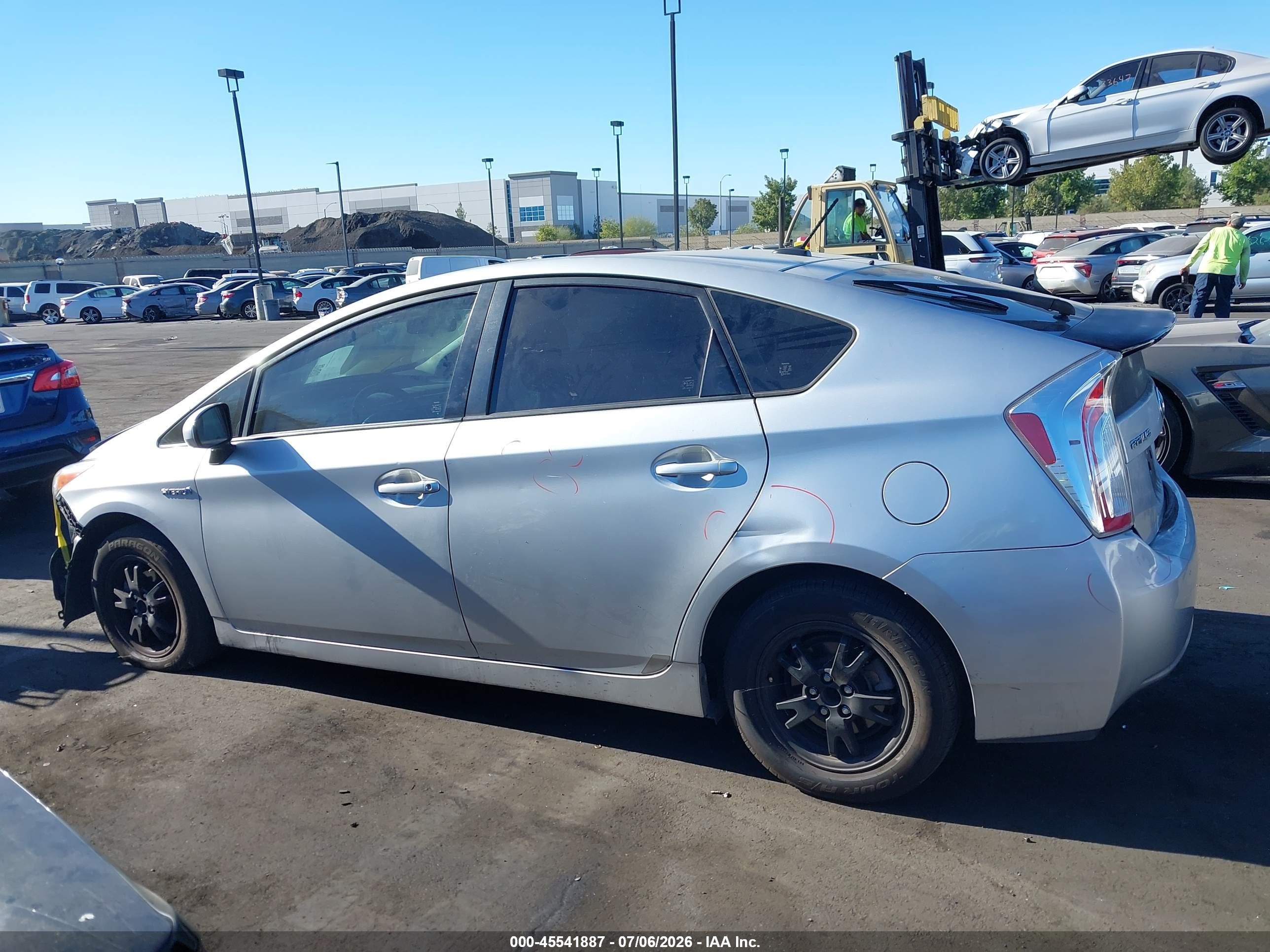 2013 Toyota Prius Three Silver vin: JTDKN3DU2D5608412