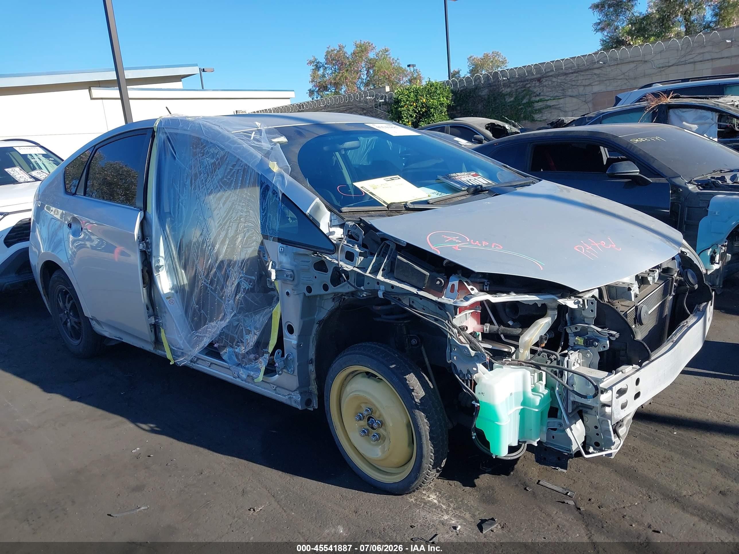 2013 Toyota Prius Three Silver vin: JTDKN3DU2D5608412