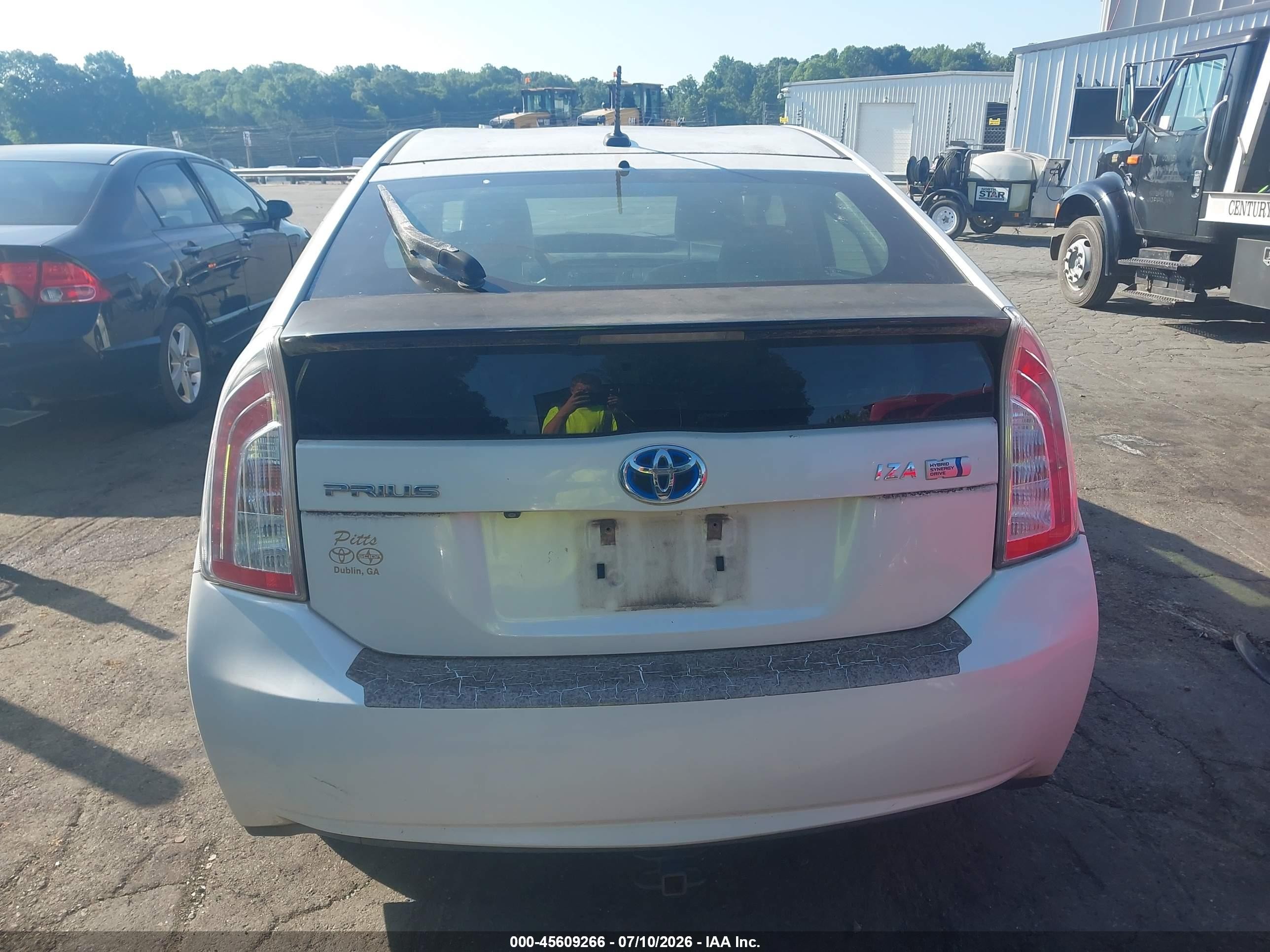 2013 Toyota Prius Three White vin: JTDKN3DU2D5633844
