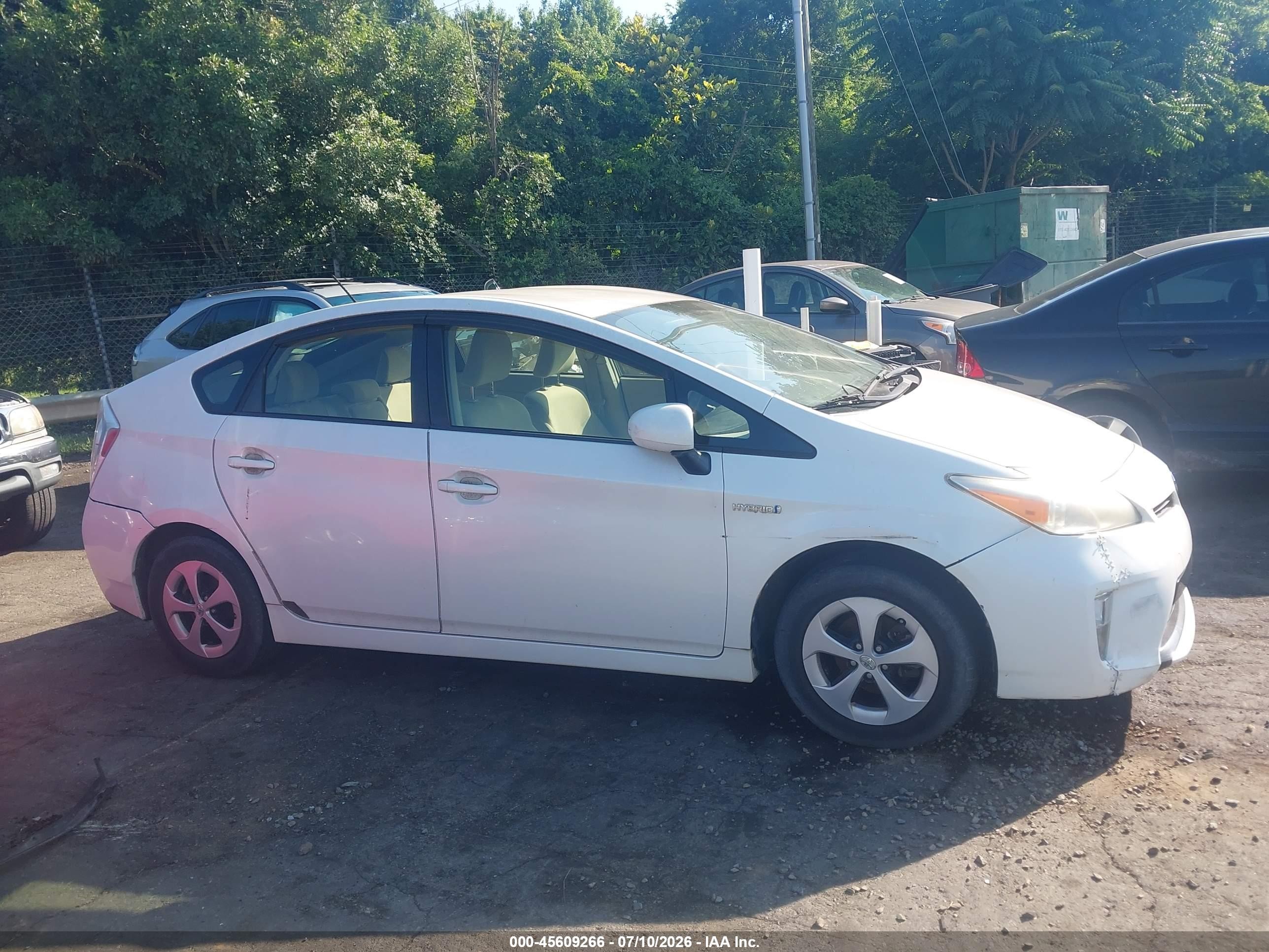 2013 Toyota Prius Three White vin: JTDKN3DU2D5633844