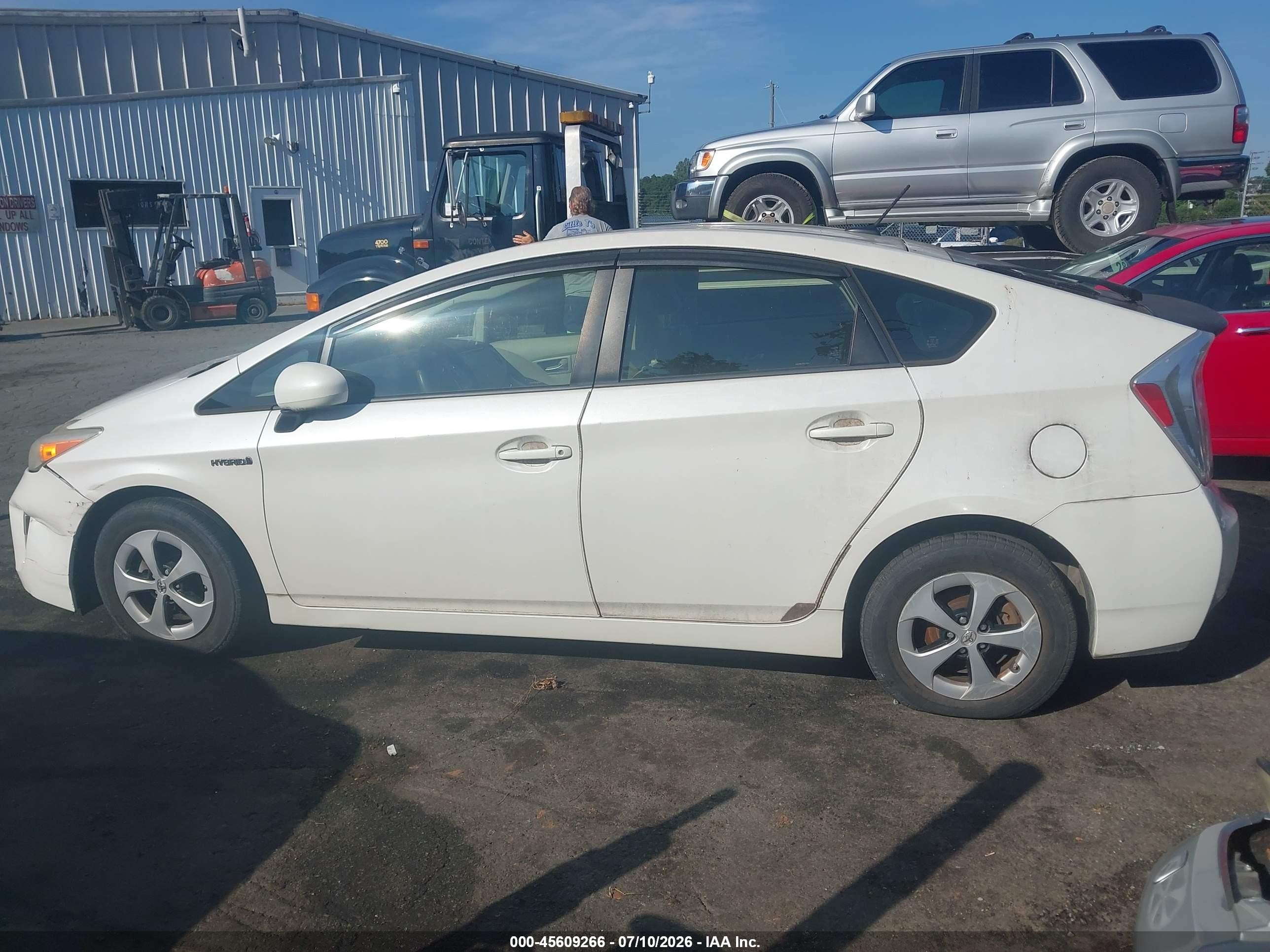 2013 Toyota Prius Three White vin: JTDKN3DU2D5633844