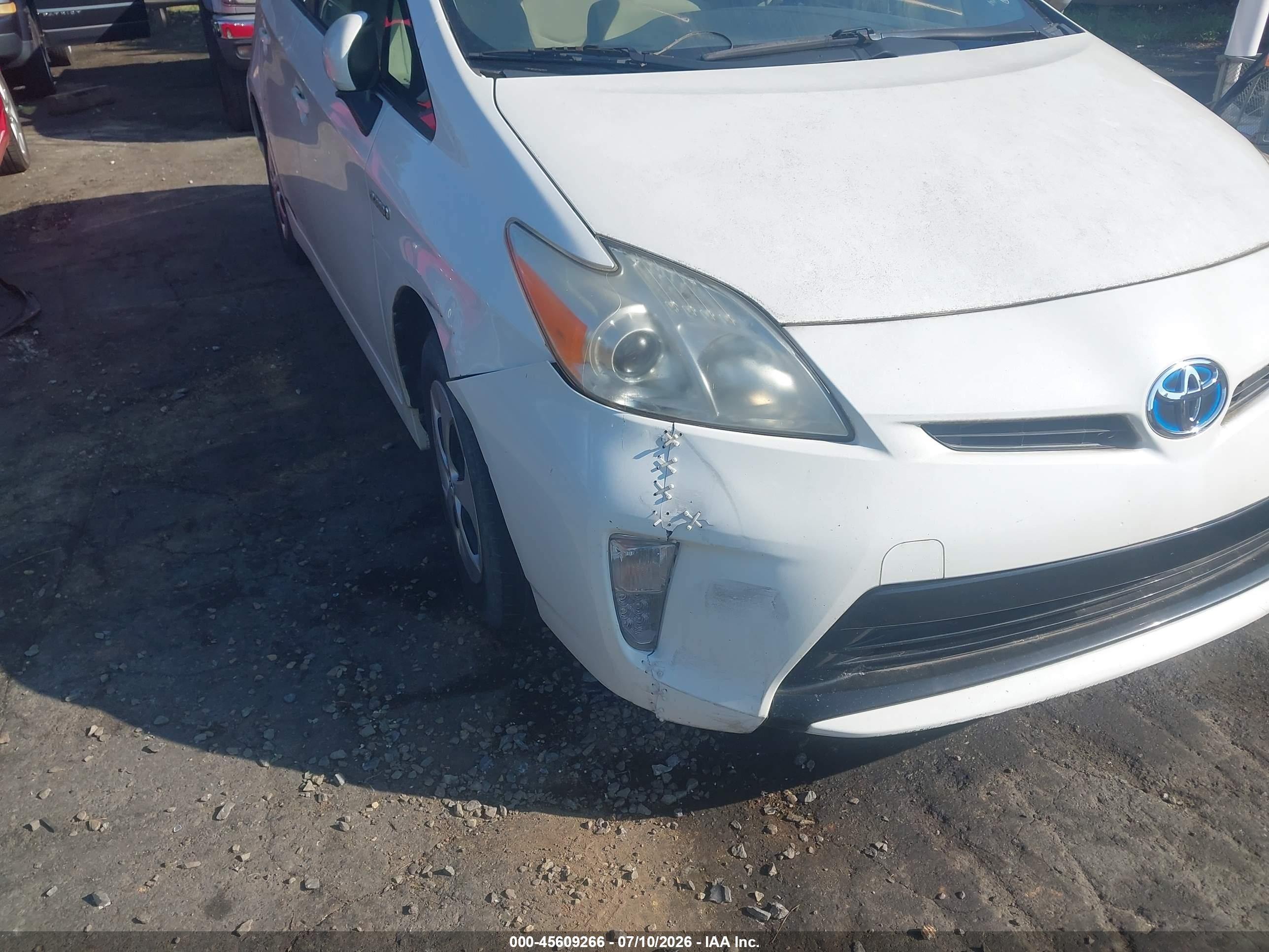 2013 Toyota Prius Three White vin: JTDKN3DU2D5633844