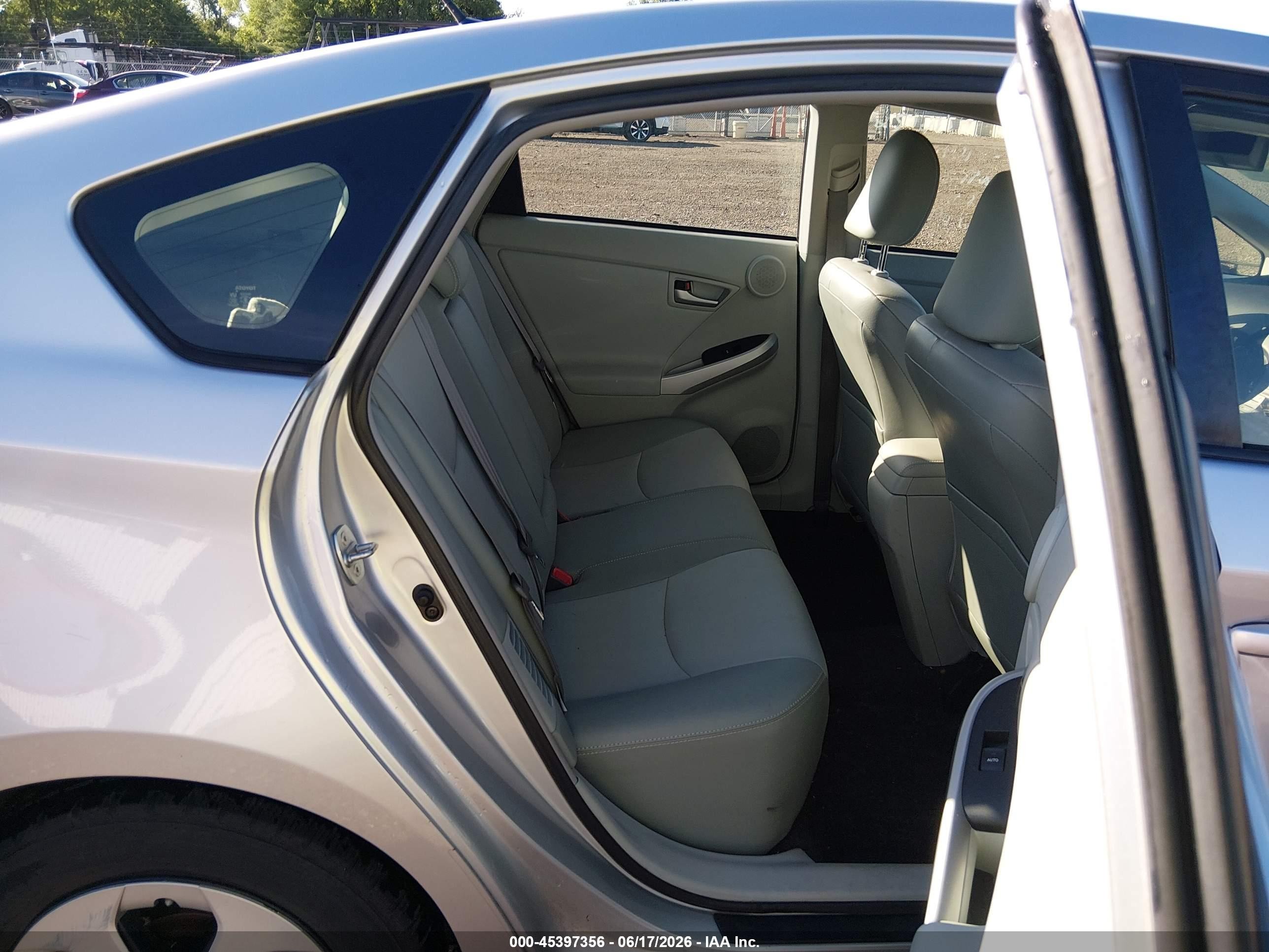 2013 Toyota Prius Four Silver vin: JTDKN3DU2D5671199