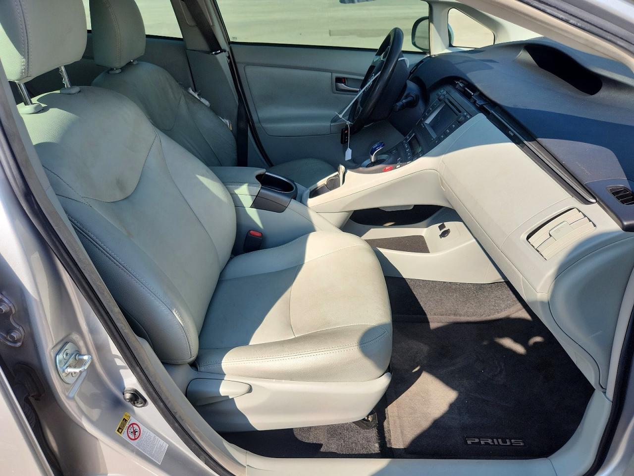 2014 Toyota Prius Three Silver vin: JTDKN3DU2E0370544