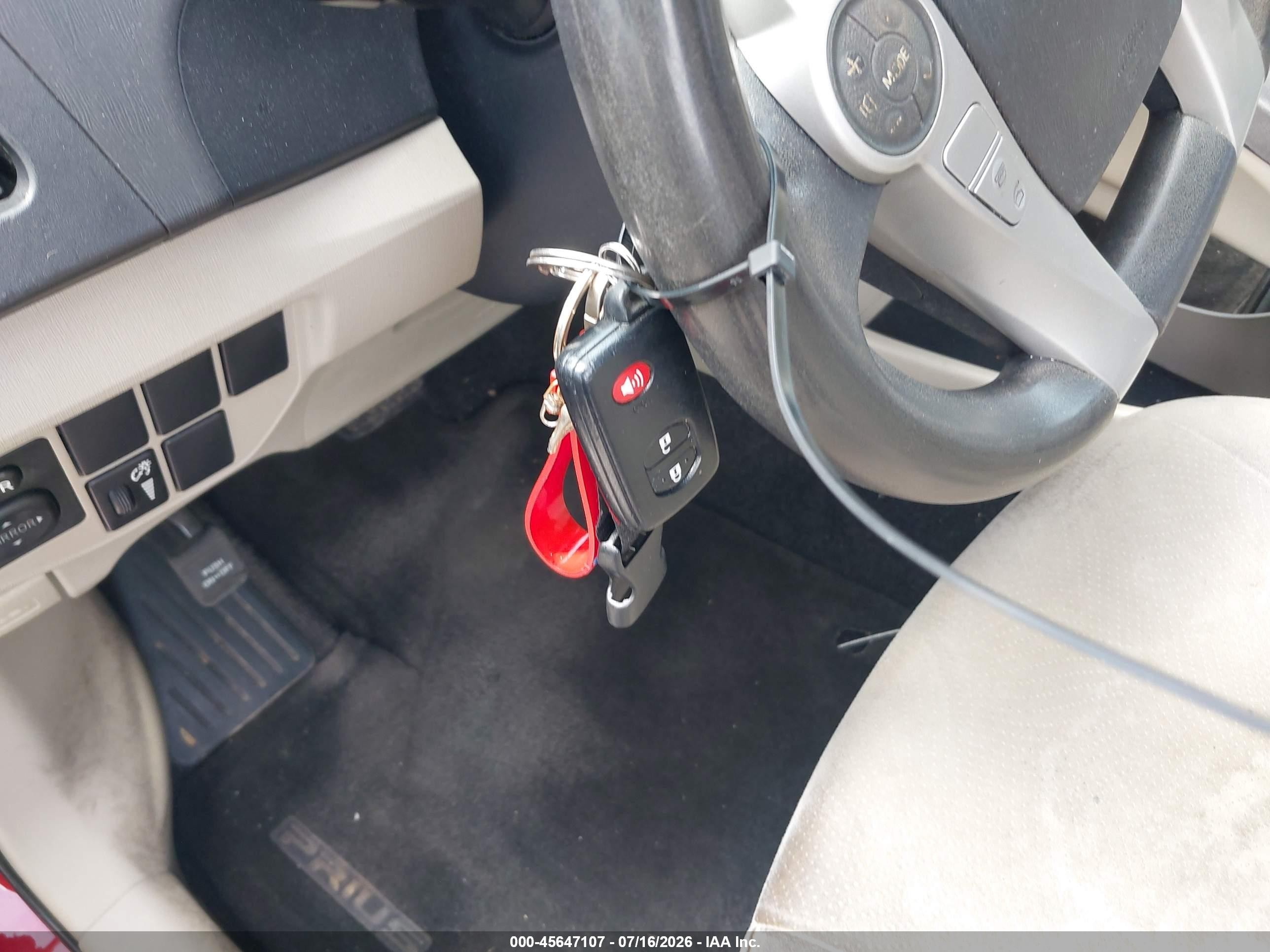 2014 Toyota Prius Two Красный vin: JTDKN3DU2E0374075