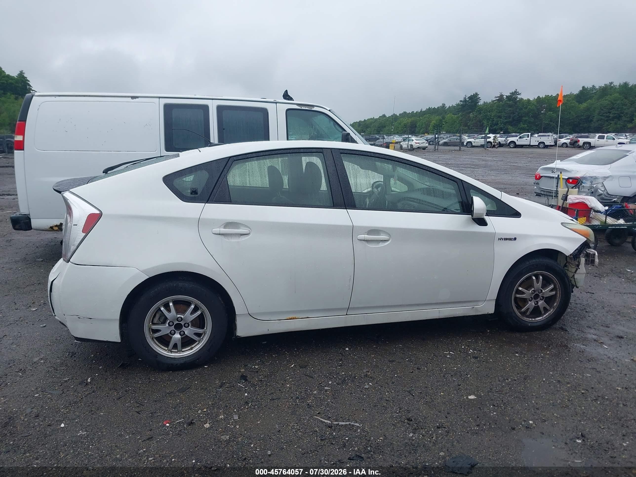 2014 Toyota Prius Three White vin: JTDKN3DU2E1741261