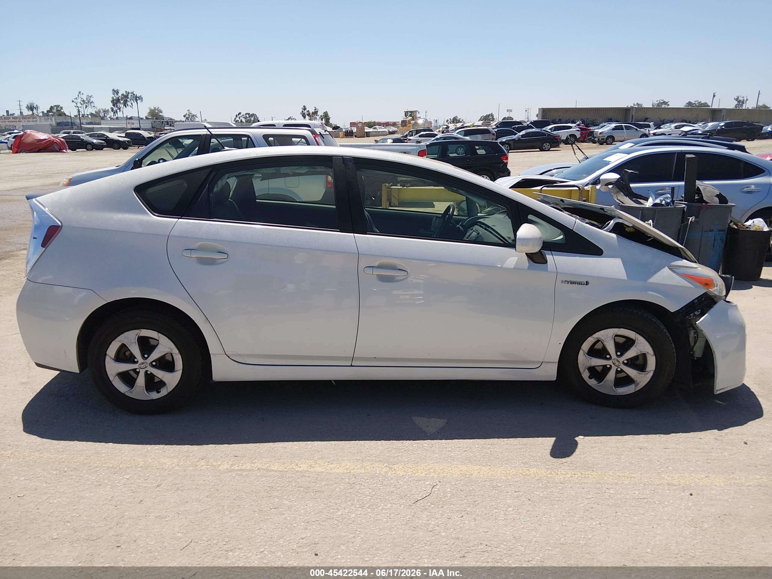 2014 Toyota Prius Three White vin: JTDKN3DU2E1759632