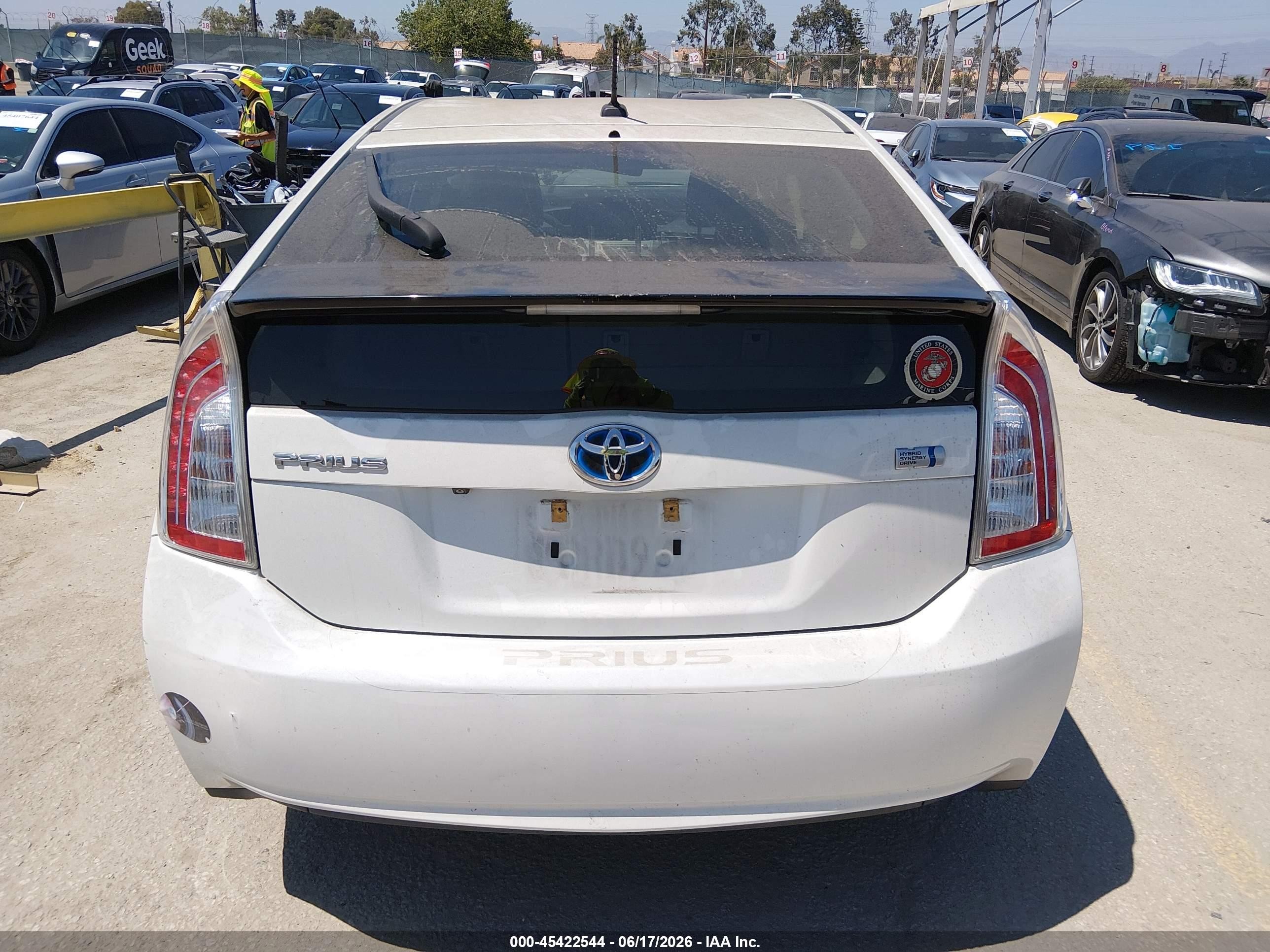 2014 Toyota Prius Three White vin: JTDKN3DU2E1759632