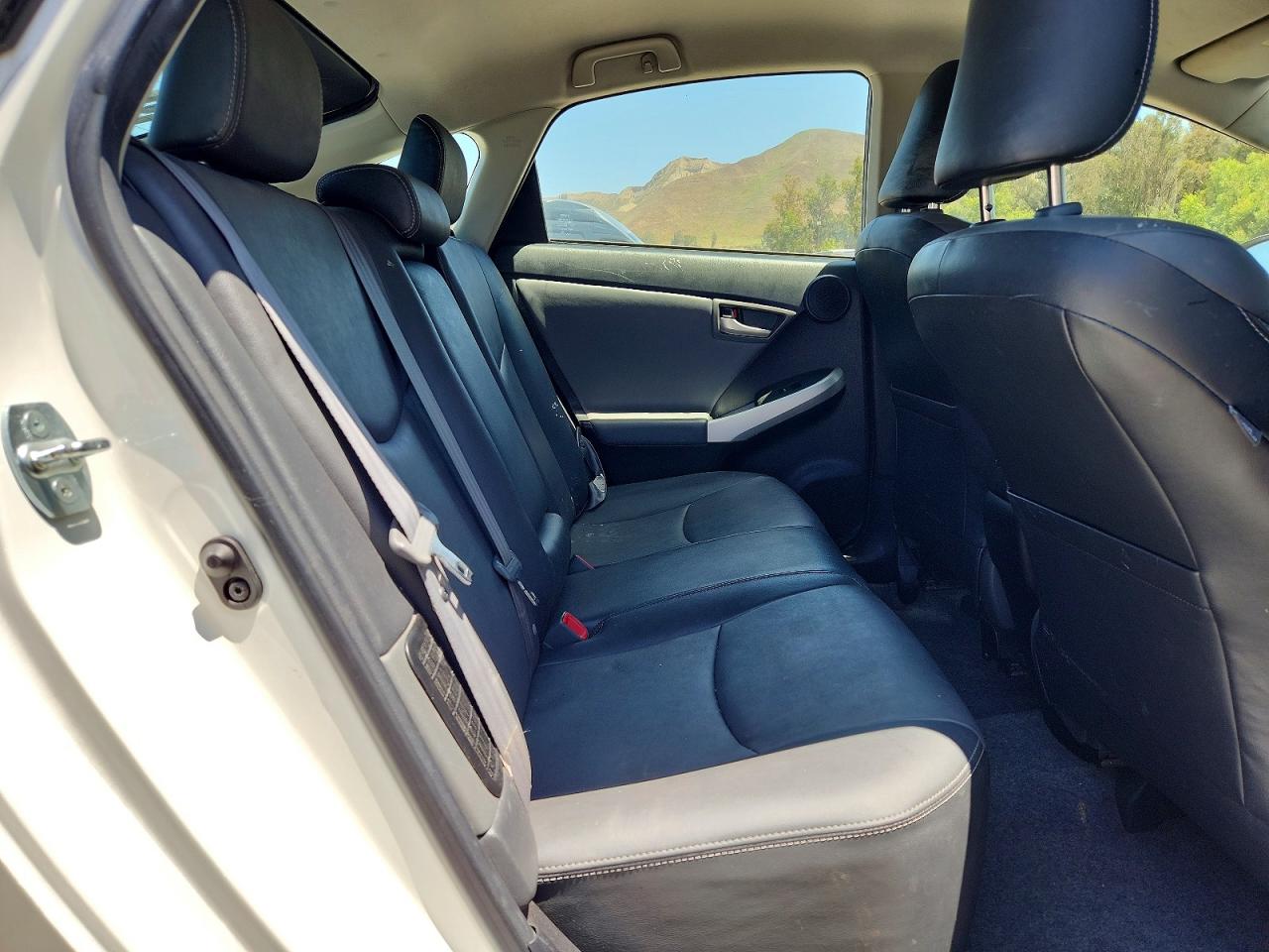 2015 Toyota Prius Four Белый vin: JTDKN3DU2F0432445