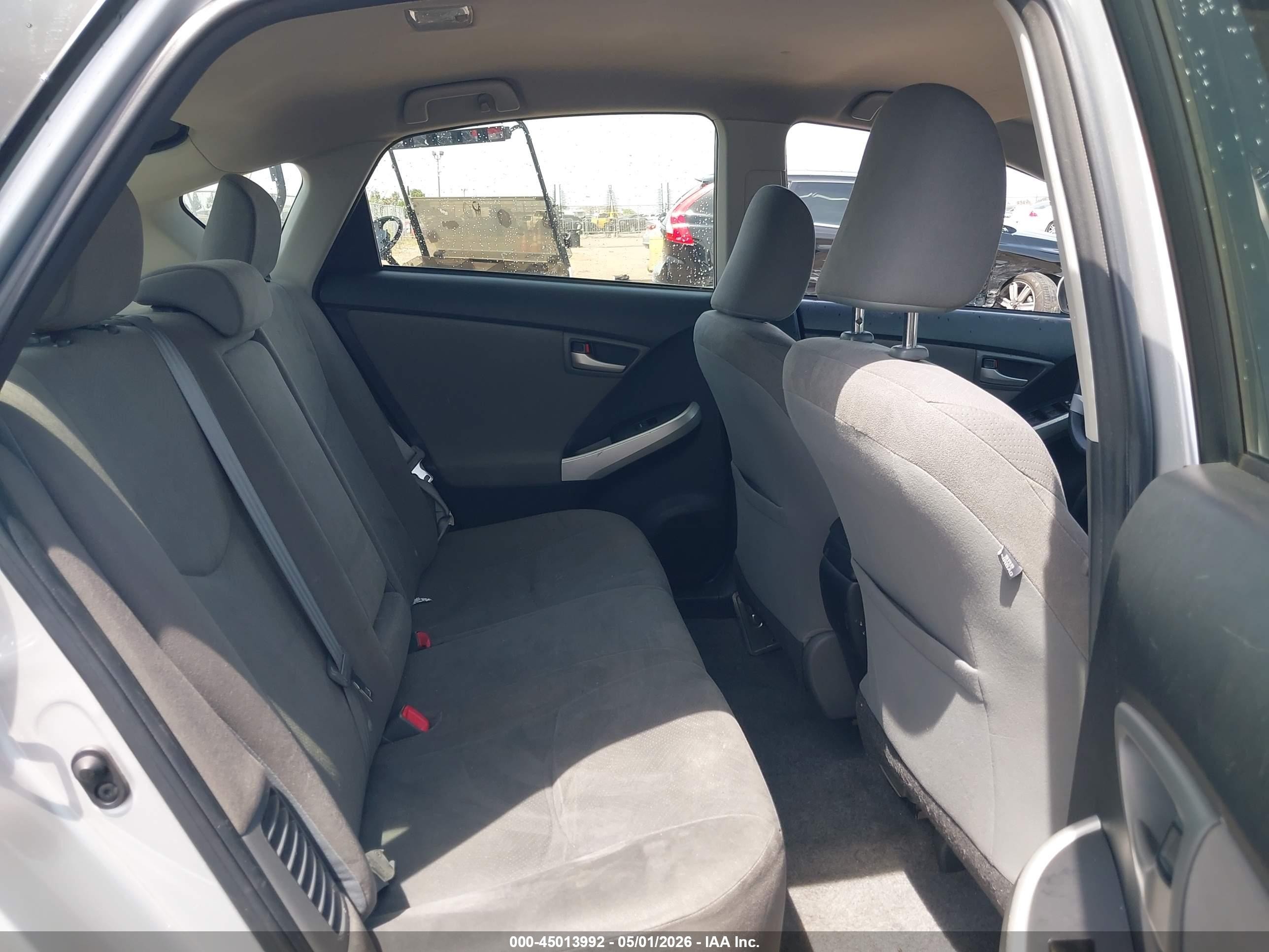 2015 Toyota Prius Two Серебряный vin: JTDKN3DU2F0464621