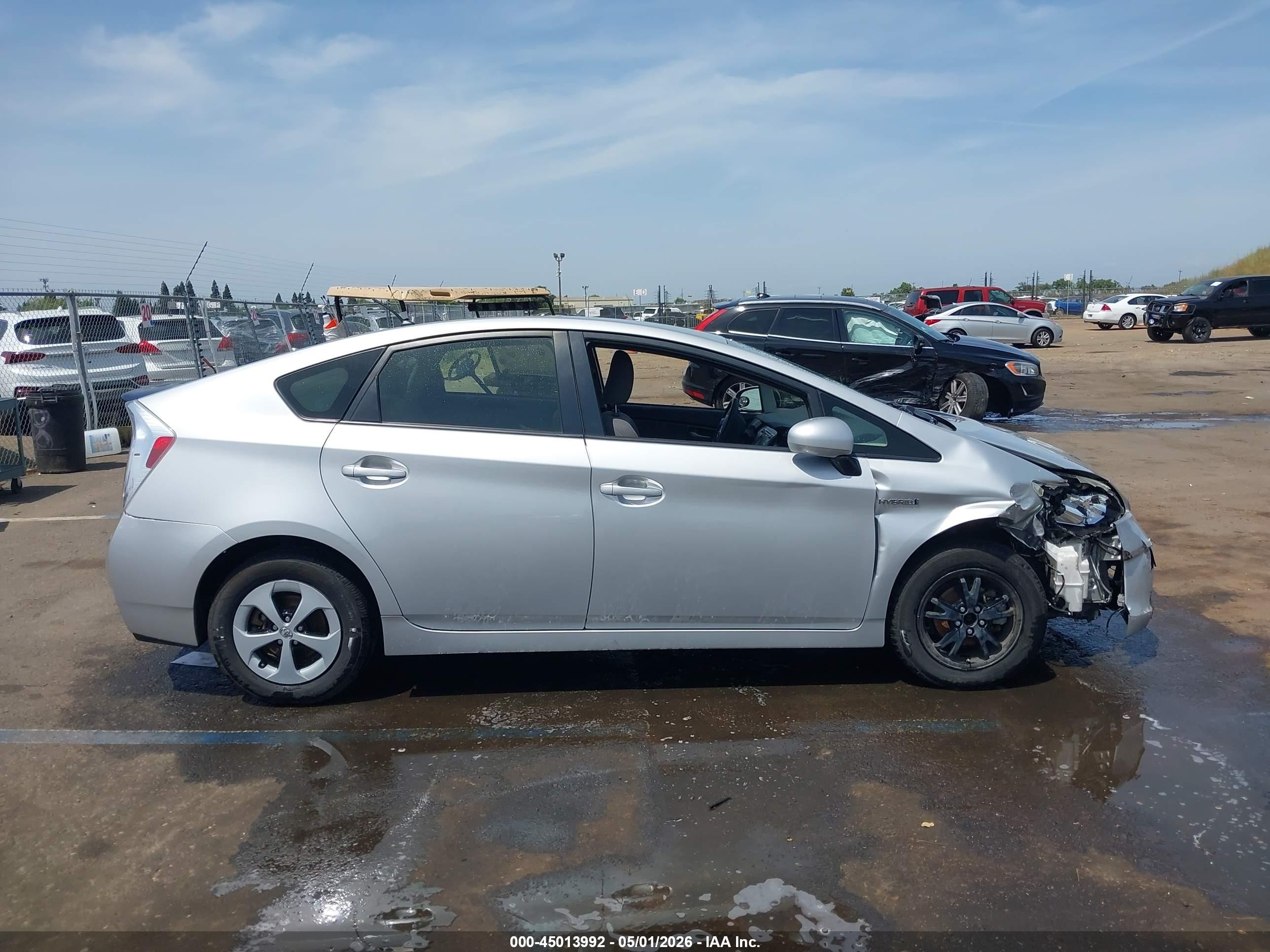 2015 Toyota Prius Two Серебряный vin: JTDKN3DU2F0464621