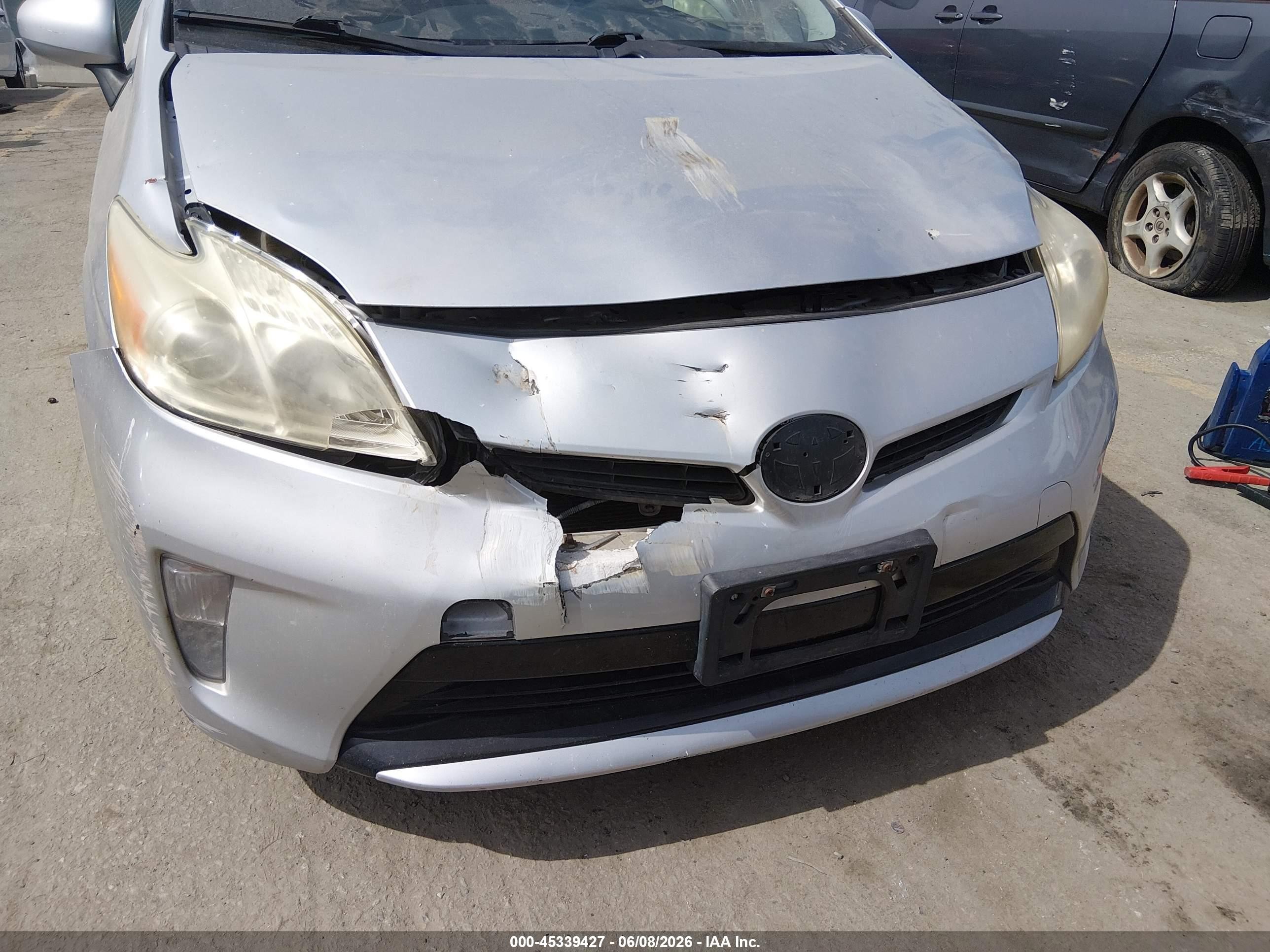 2015 Toyota Prius Two Серебряный vin: JTDKN3DU2F1865760