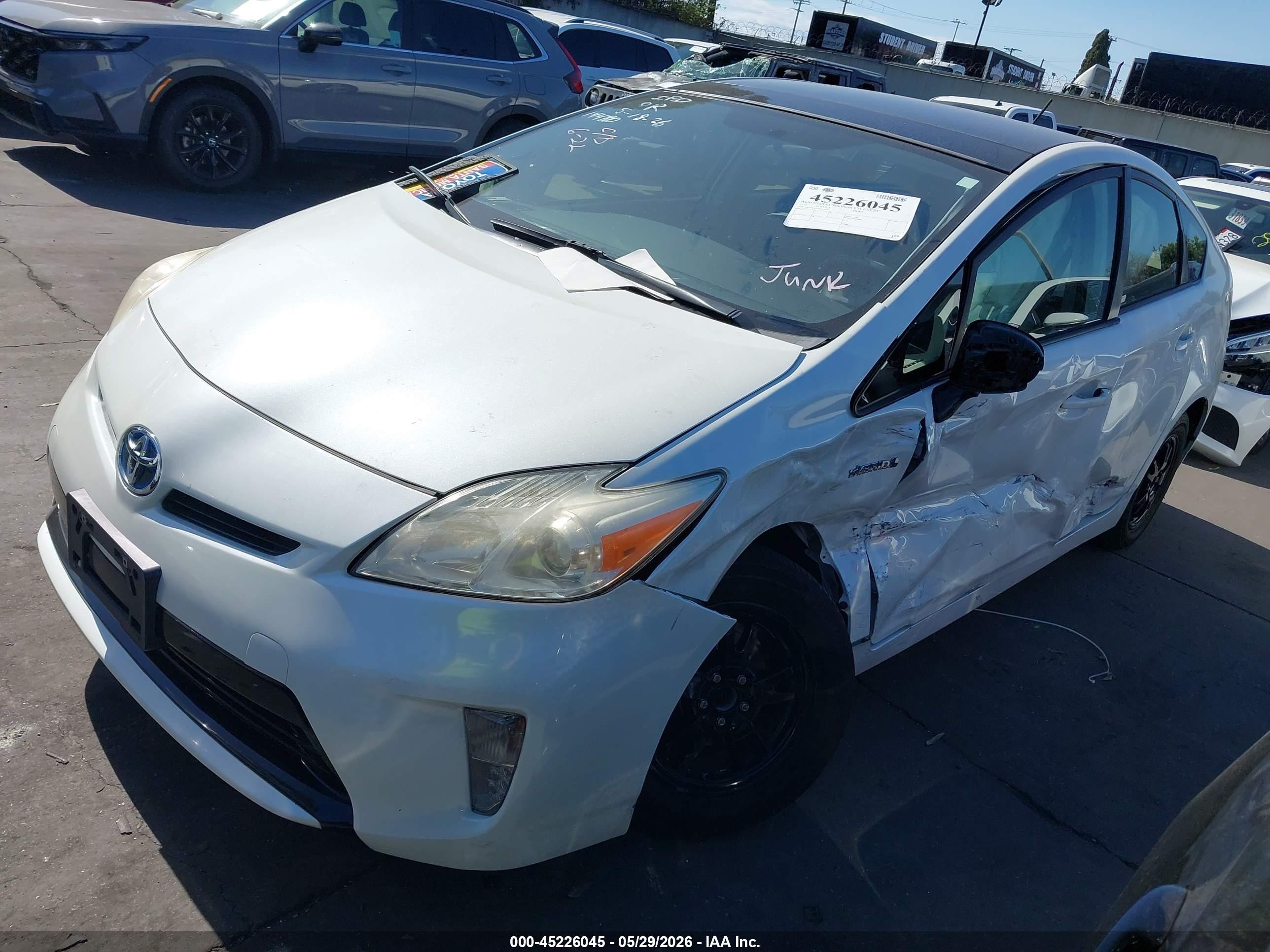 2015 Toyota Prius Three White vin: JTDKN3DU2F1979581