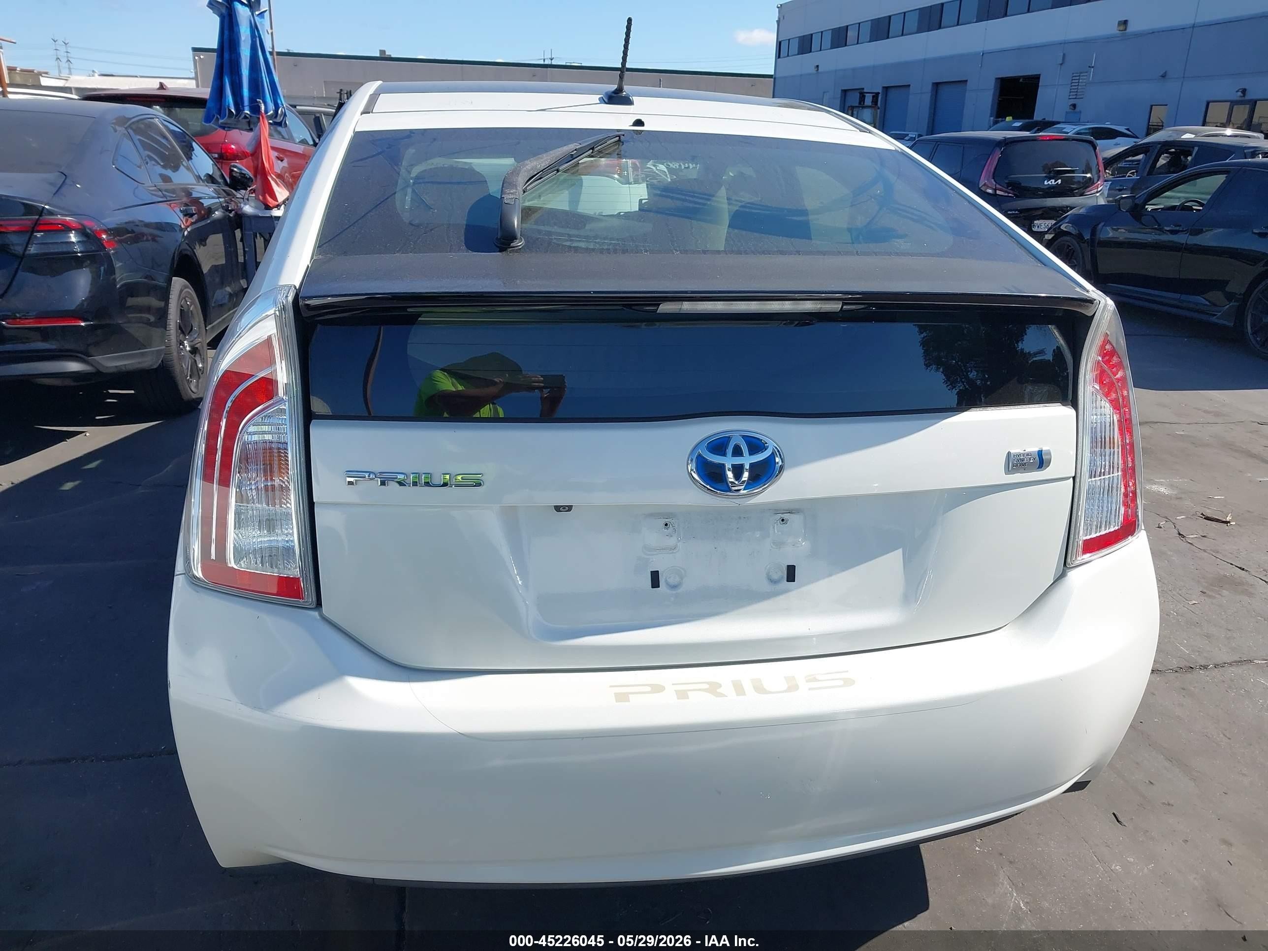 2015 Toyota Prius Three White vin: JTDKN3DU2F1979581