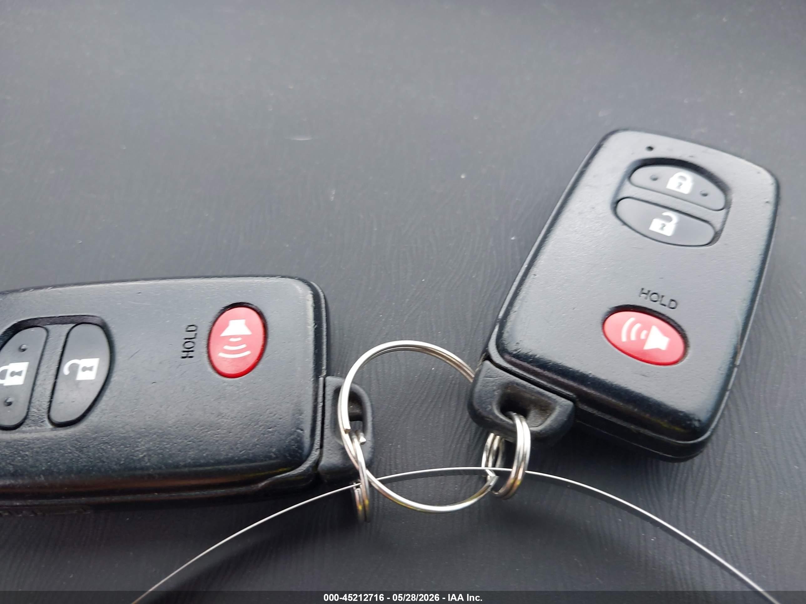 2015 Toyota Prius Two Красный vin: JTDKN3DU2F2001009
