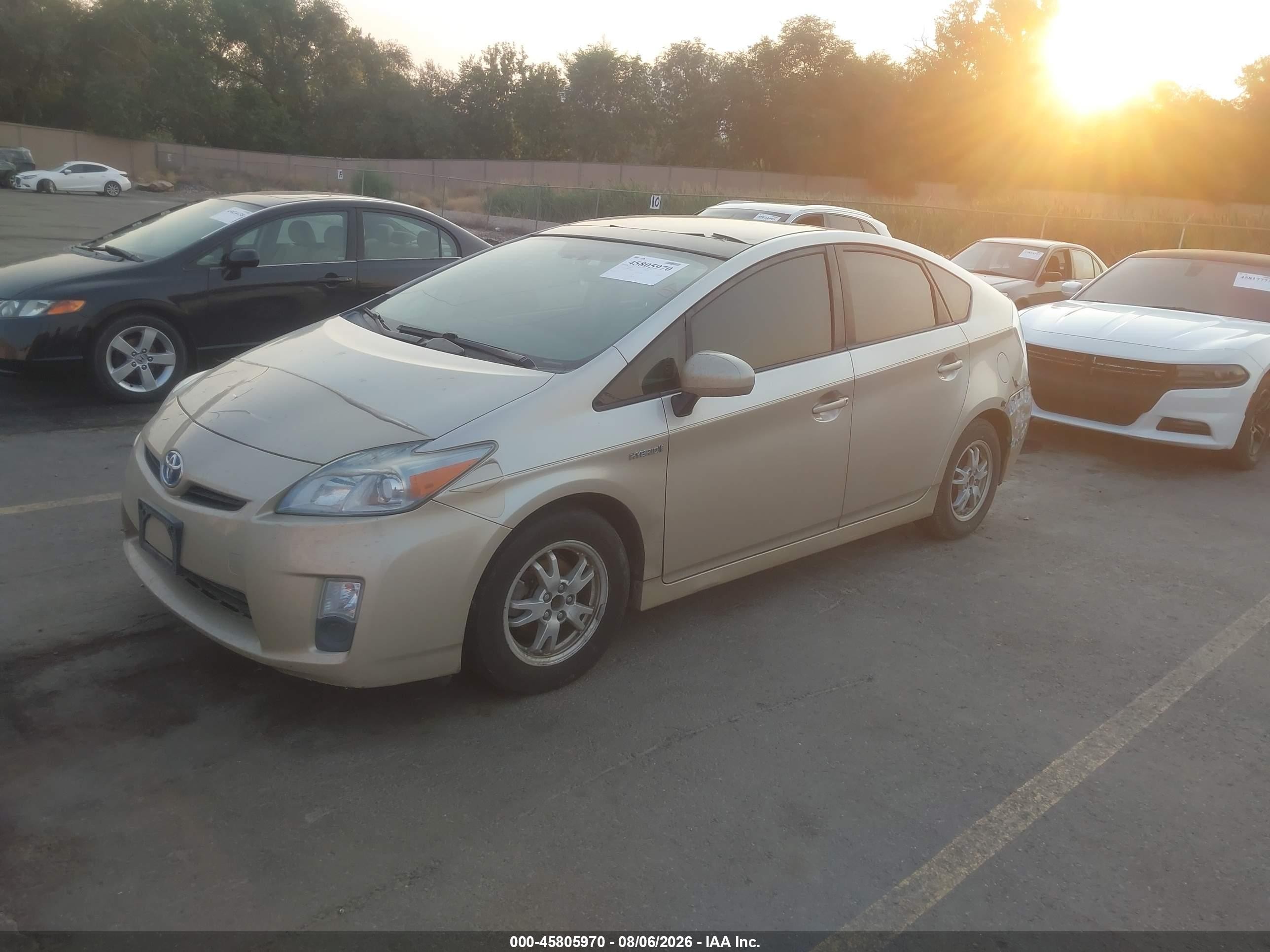 2011 Toyota Prius Three Золотой vin: JTDKN3DU3B0312907