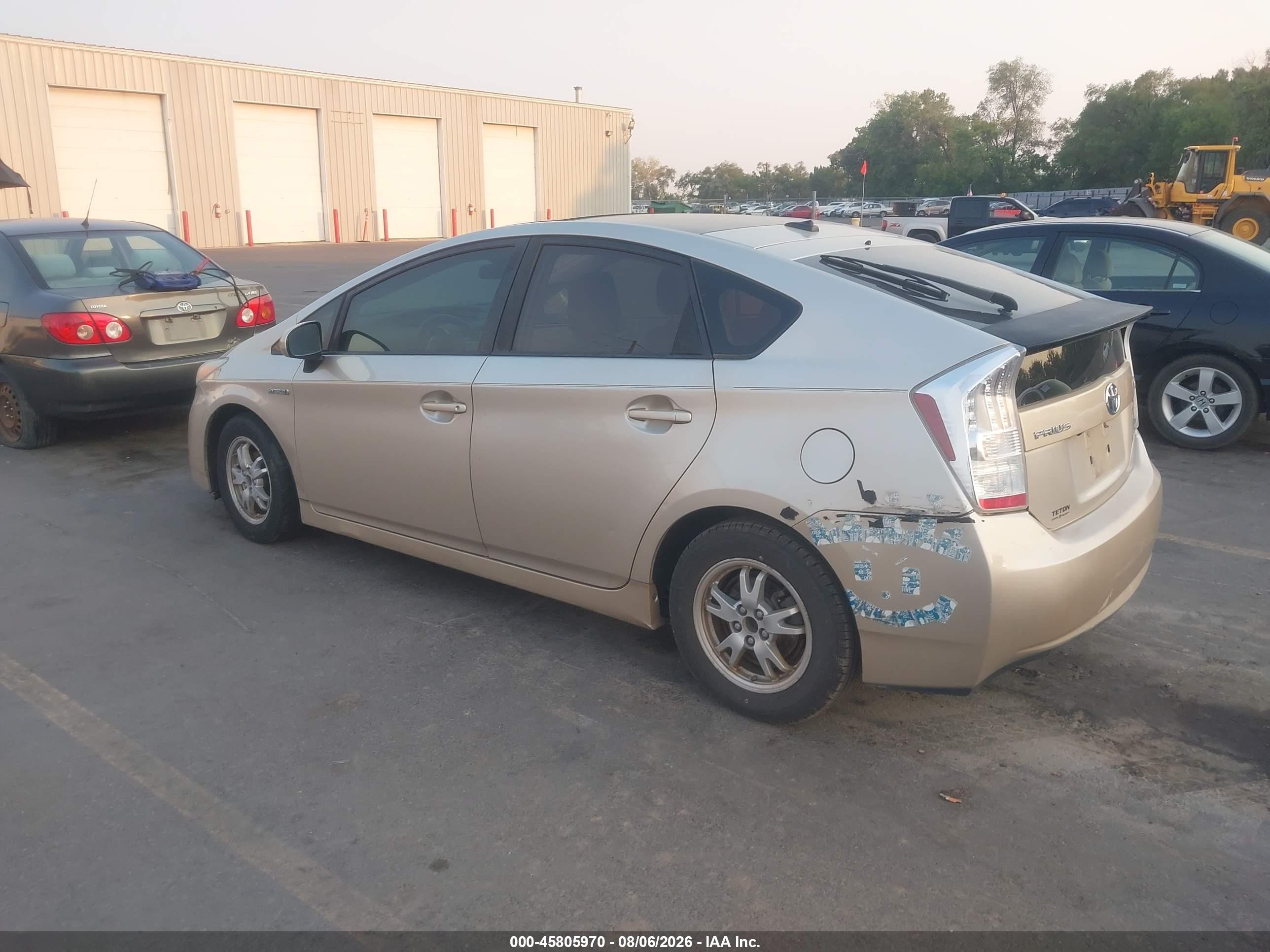 2011 Toyota Prius Three Золотой vin: JTDKN3DU3B0312907