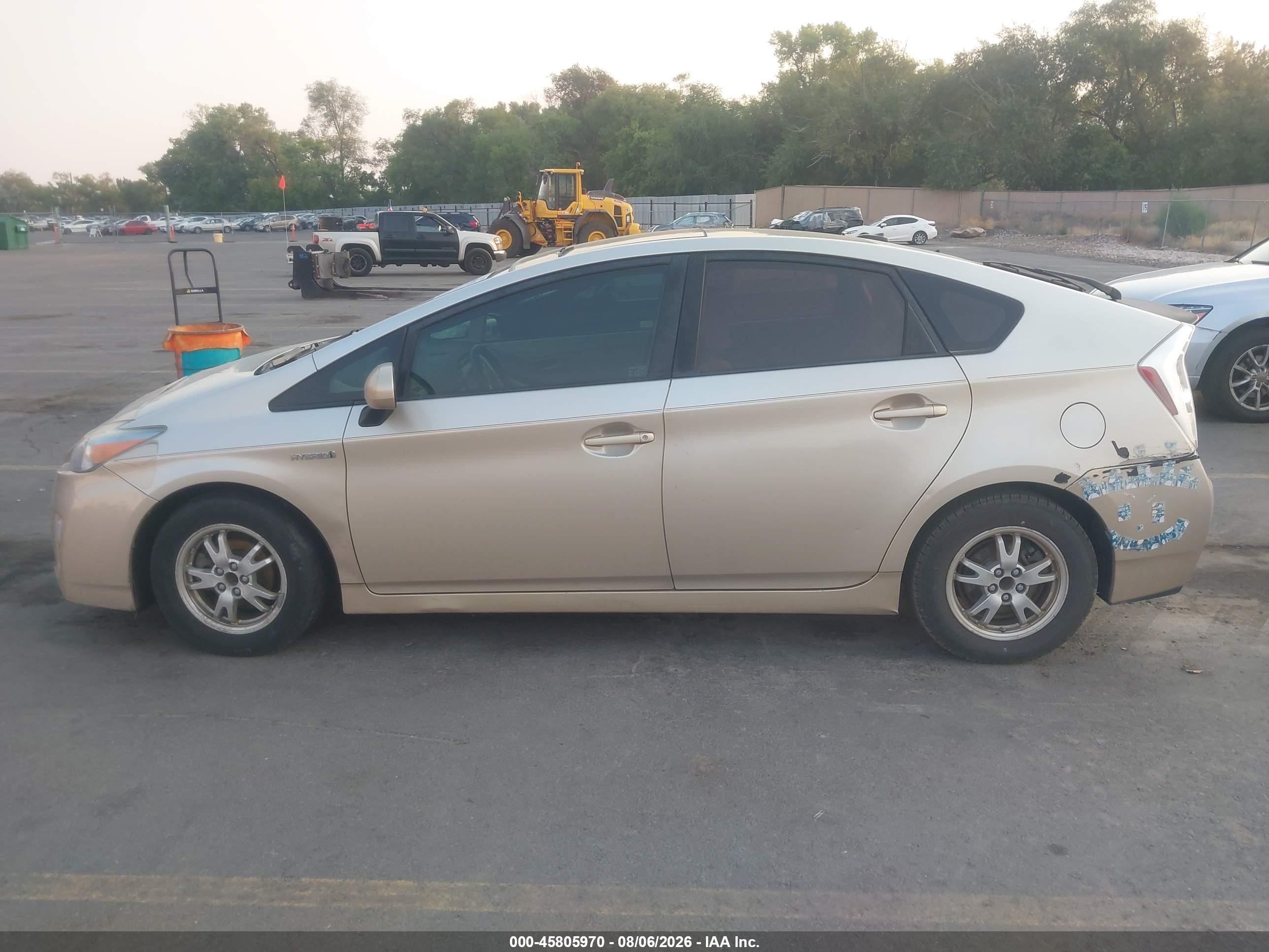 2011 Toyota Prius Three Золотой vin: JTDKN3DU3B0312907