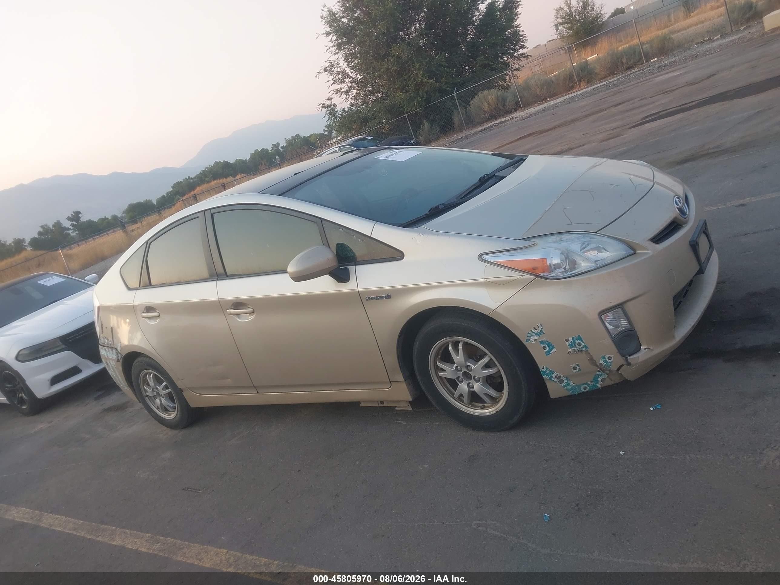 2011 Toyota Prius Three Золотой vin: JTDKN3DU3B0312907