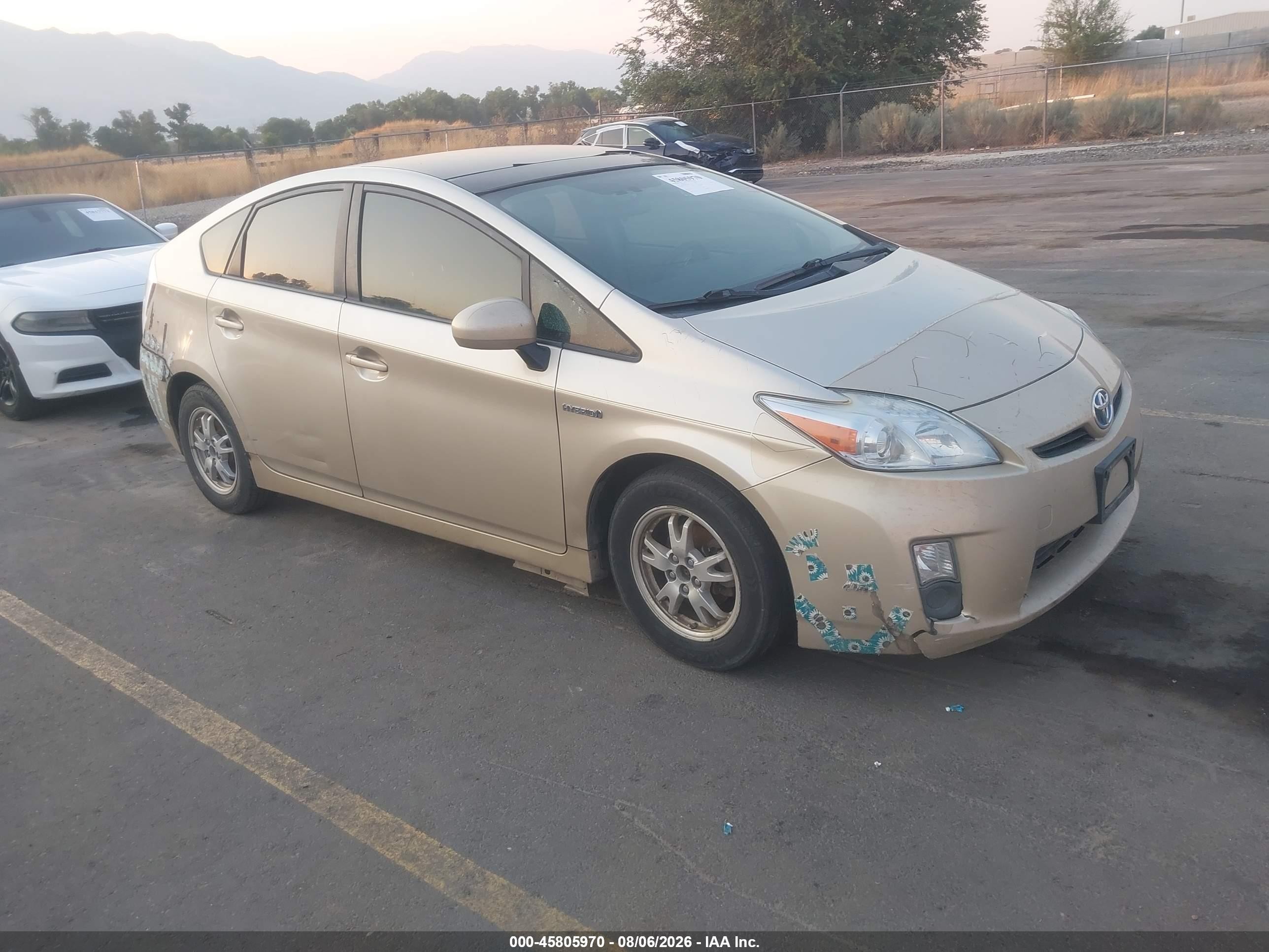 2011 Toyota Prius Three Золотой vin: JTDKN3DU3B0312907