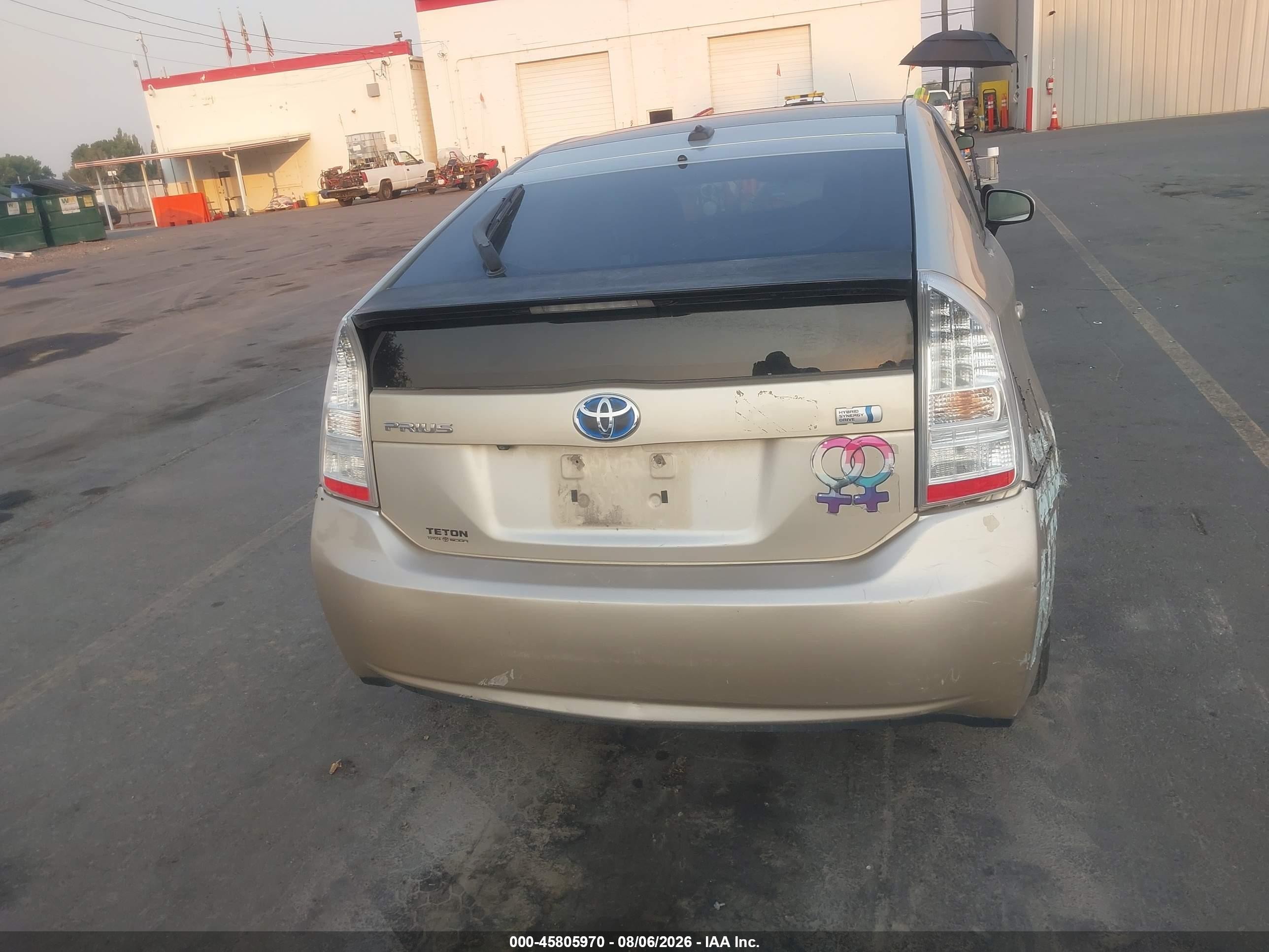 2011 Toyota Prius Three Золотой vin: JTDKN3DU3B0312907