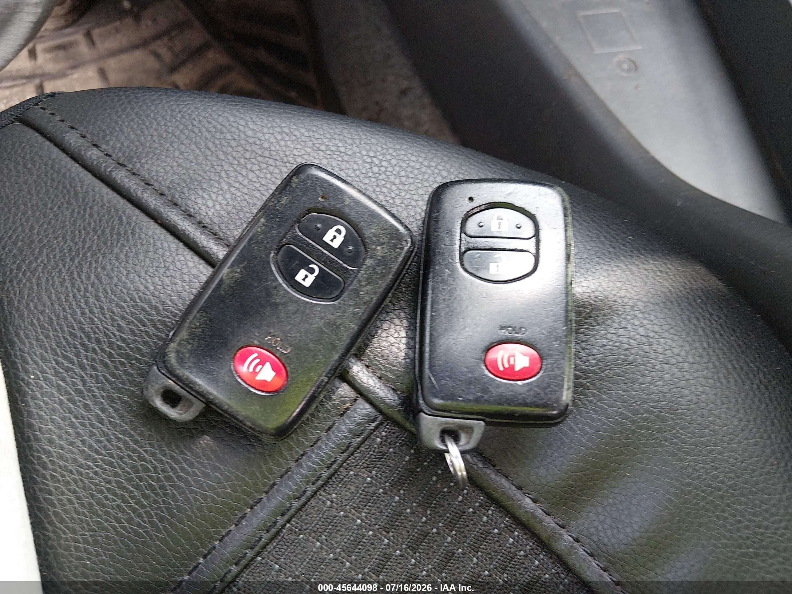 2011 Toyota Prius Three Серебряный vin: JTDKN3DU3B1404058